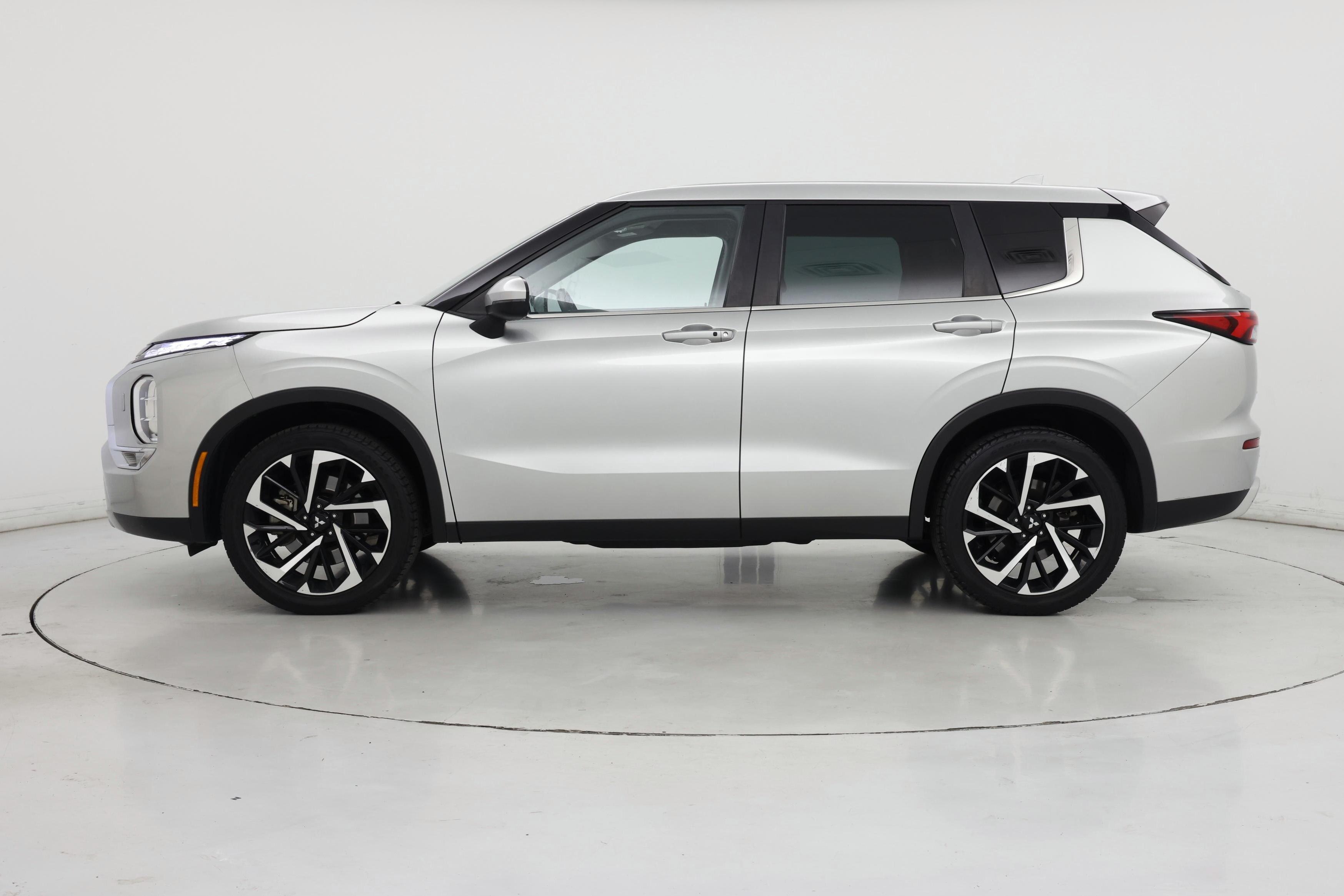Thumbnail: 2023 Mitsubishi Outlander - 3