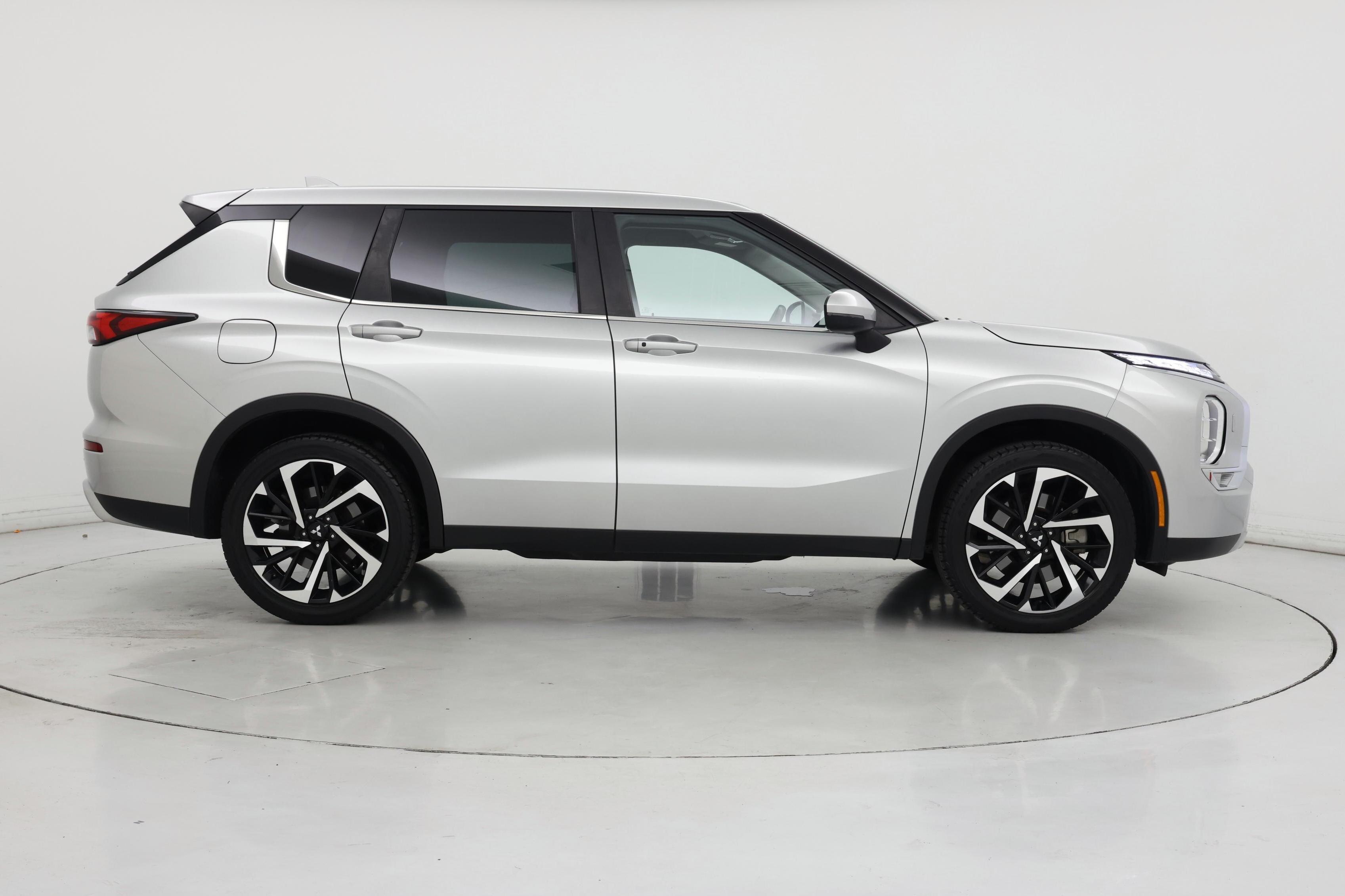 Thumbnail: 2023 Mitsubishi Outlander - 7