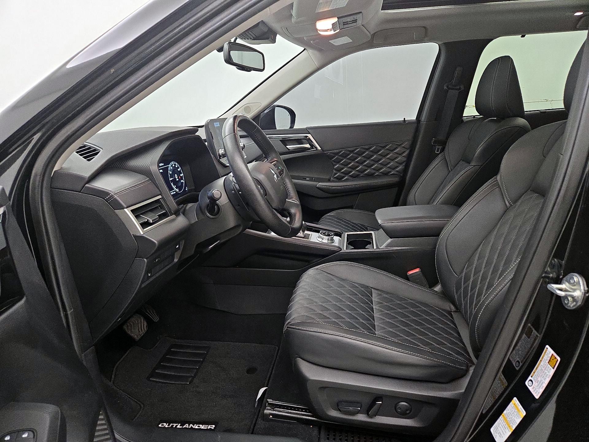 Thumbnail: 2024 Mitsubishi Outlander - 11