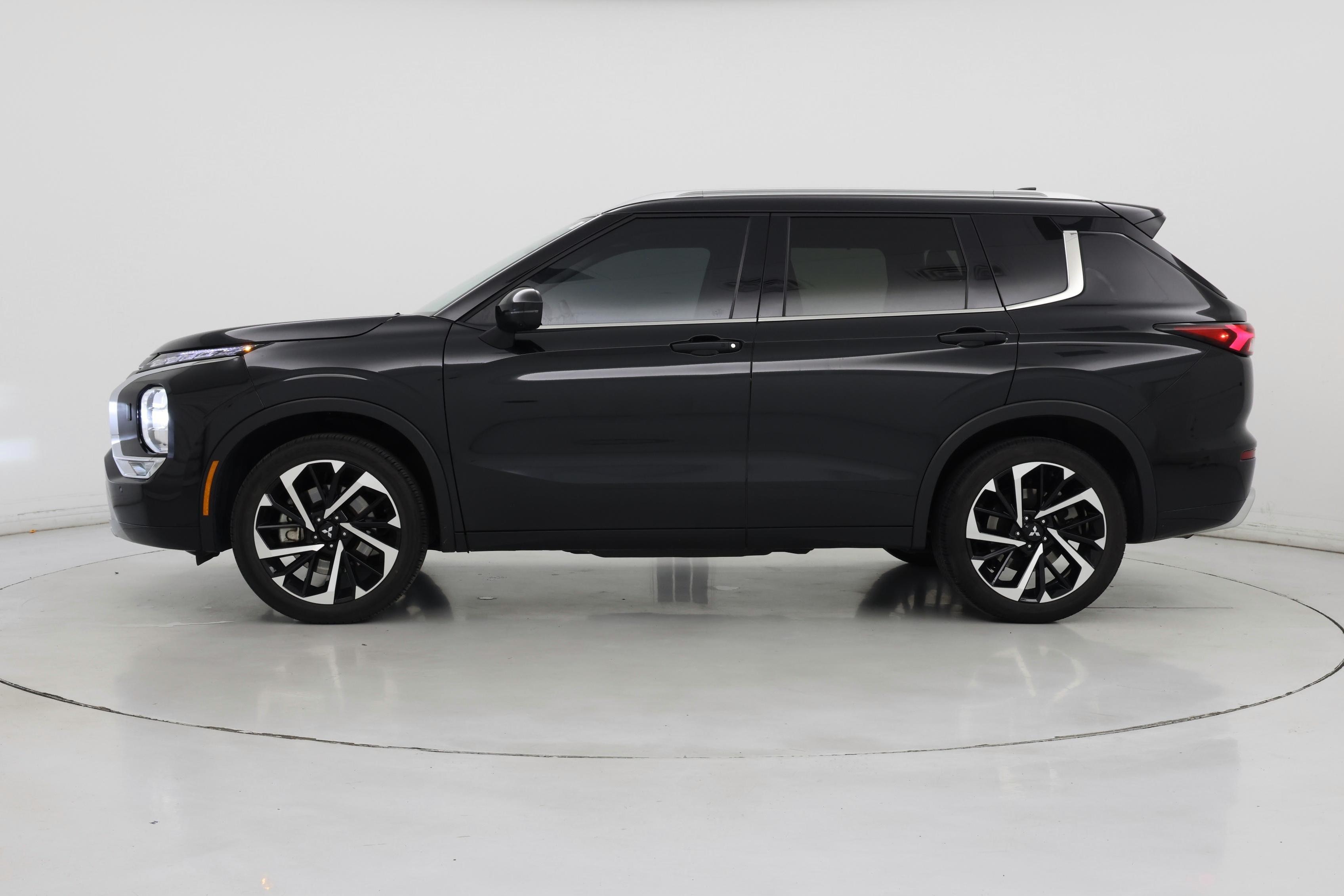 Thumbnail: 2024 Mitsubishi Outlander - 3