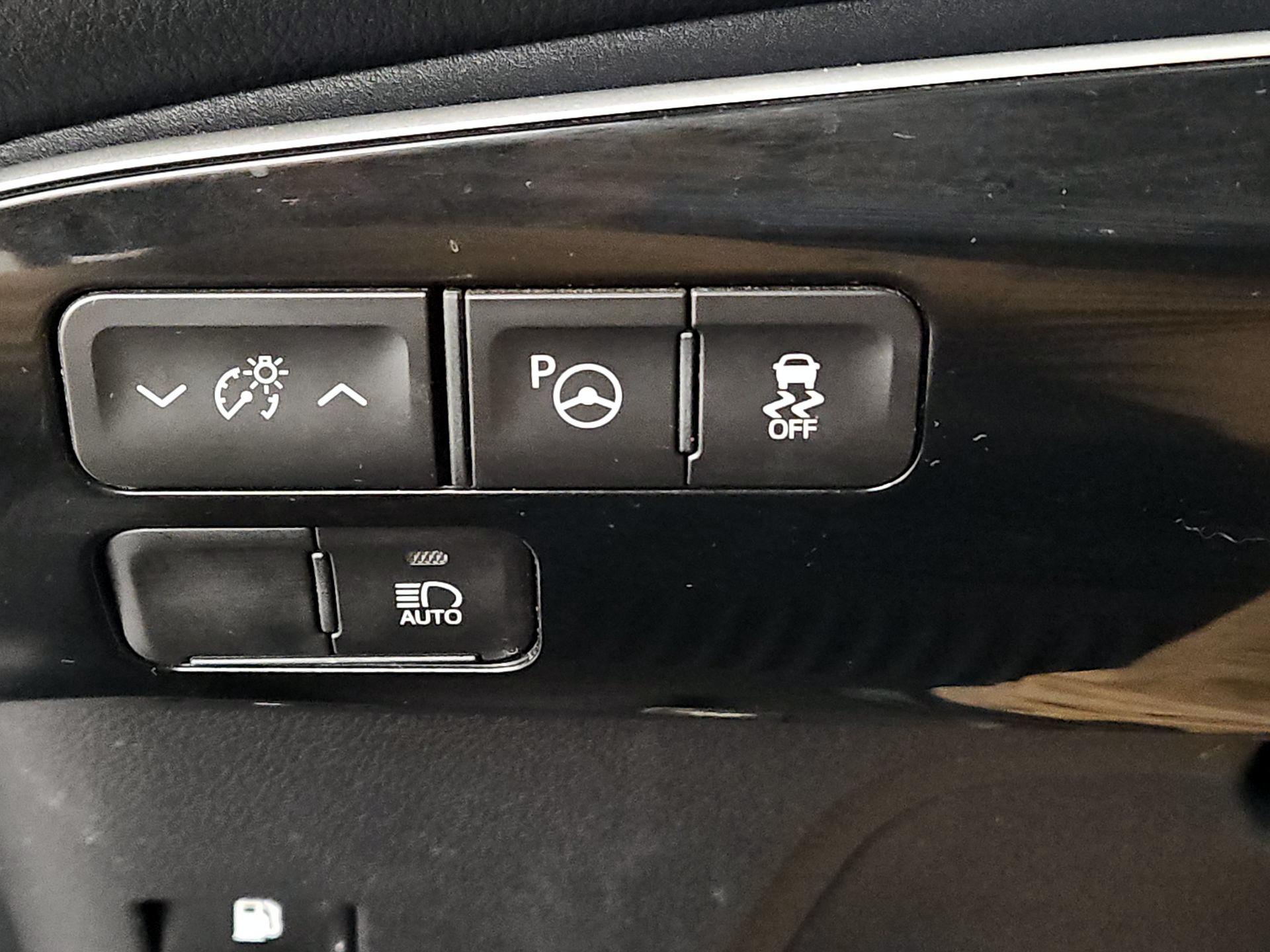 Thumbnail: 2022 Toyota Prius - 13