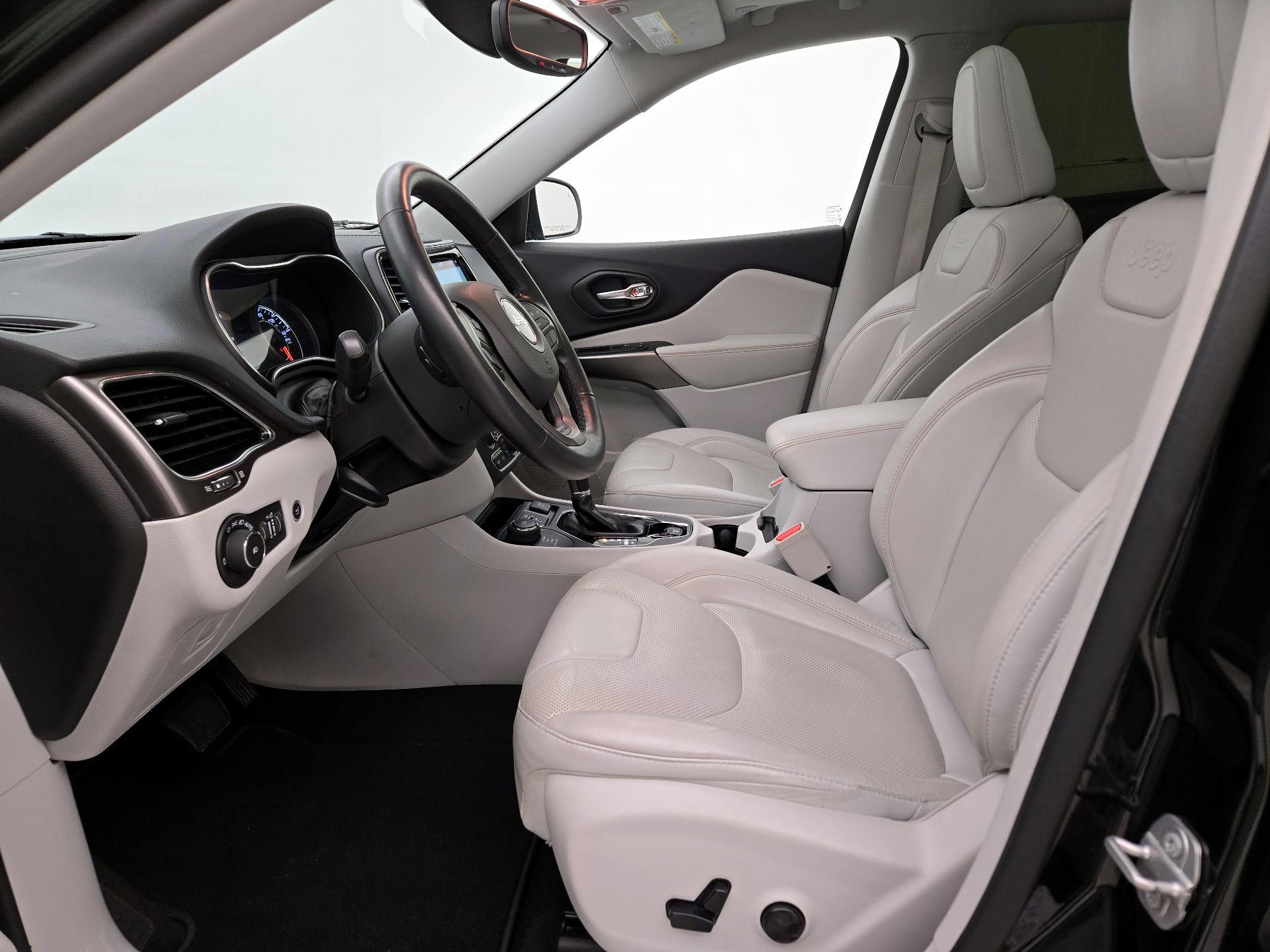 Thumbnail: 2020 Jeep Cherokee - 11