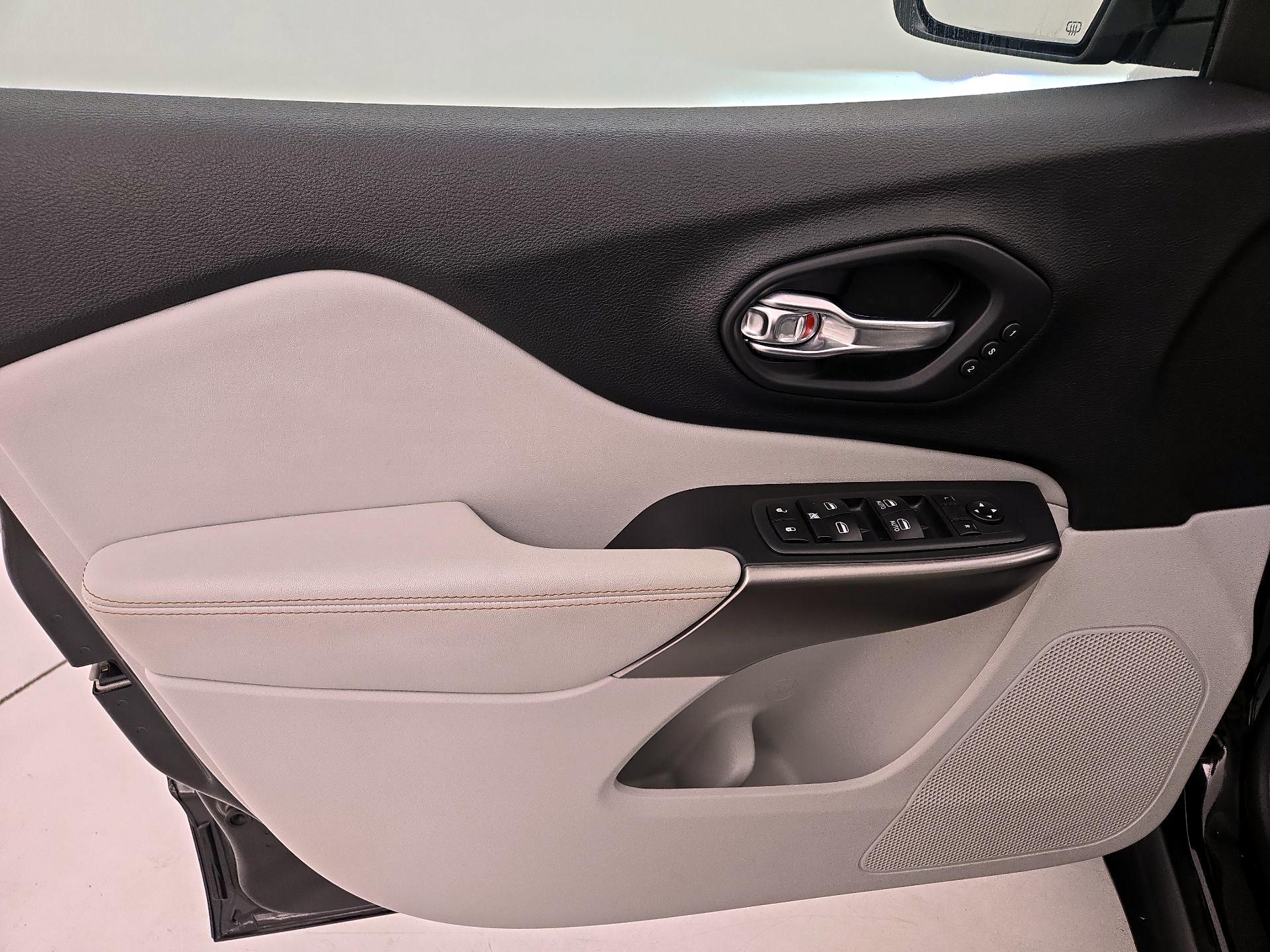 Thumbnail: 2020 Jeep Cherokee - 12