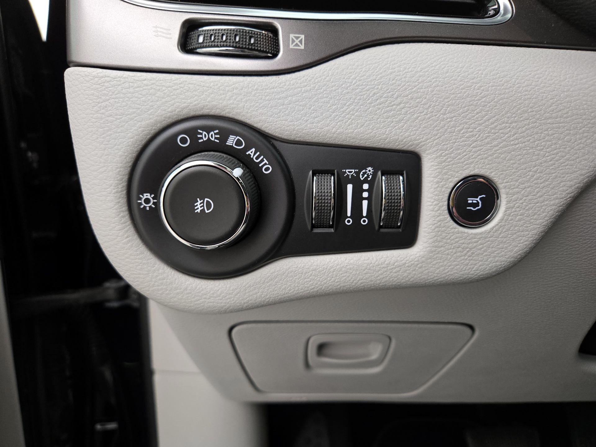 Thumbnail: 2020 Jeep Cherokee - 13