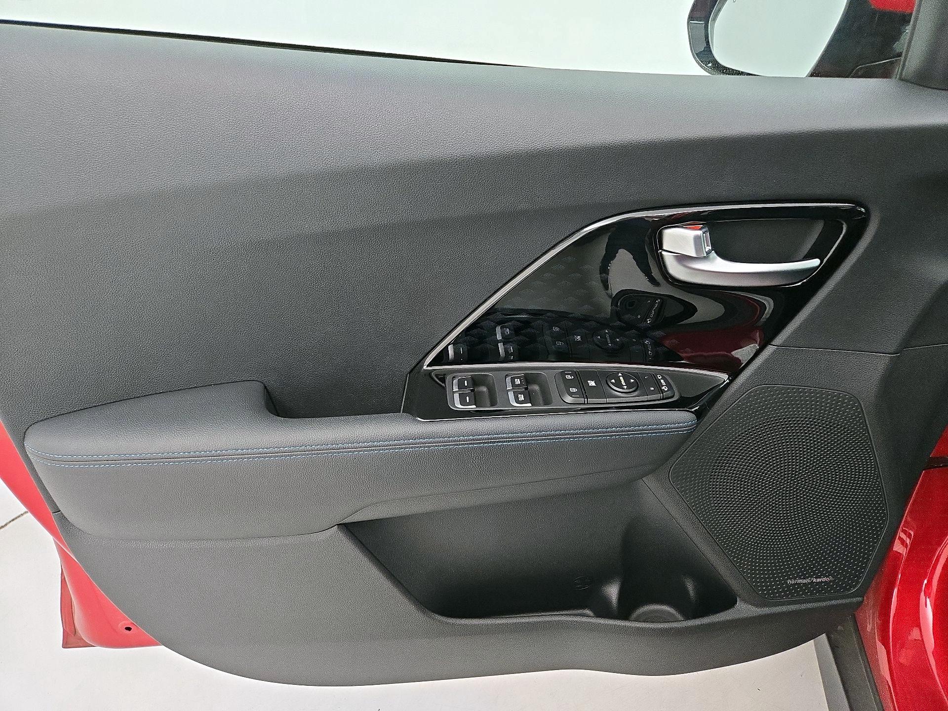 Thumbnail: 2020 Kia Niro - 12