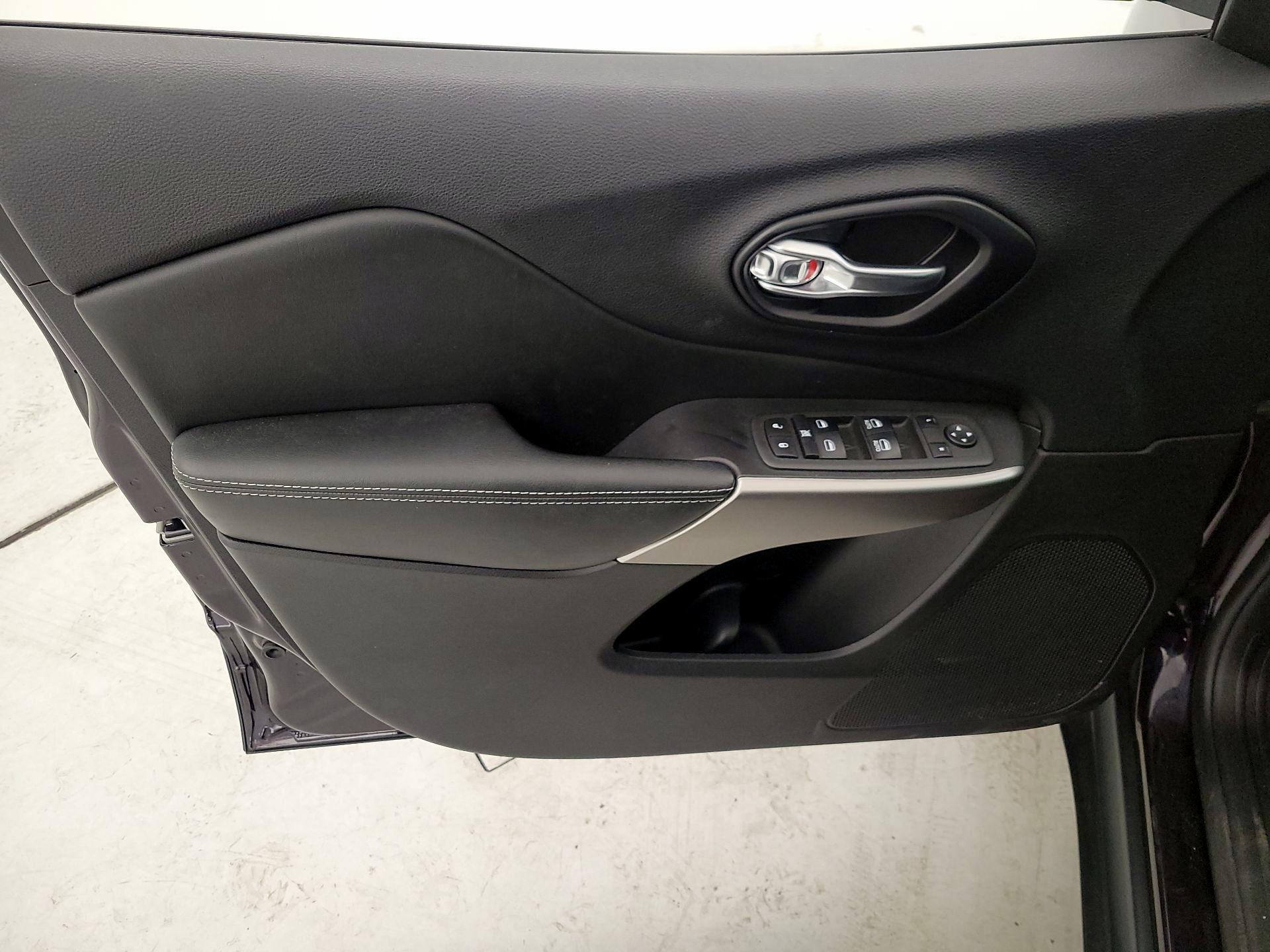 Thumbnail: 2021 Jeep Cherokee - 12