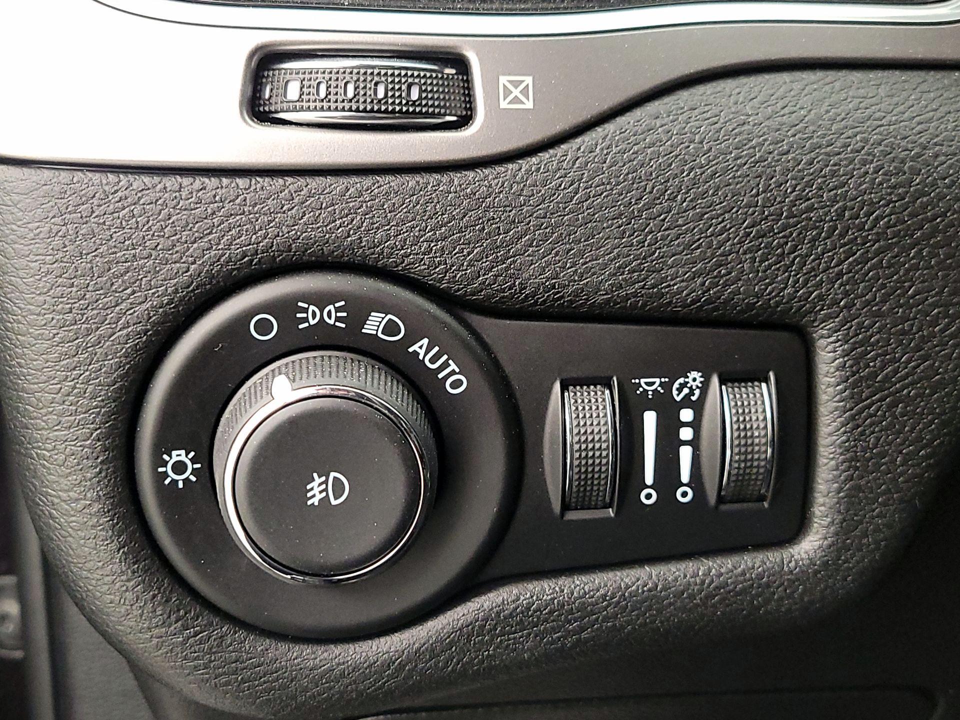 Thumbnail: 2021 Jeep Cherokee - 13