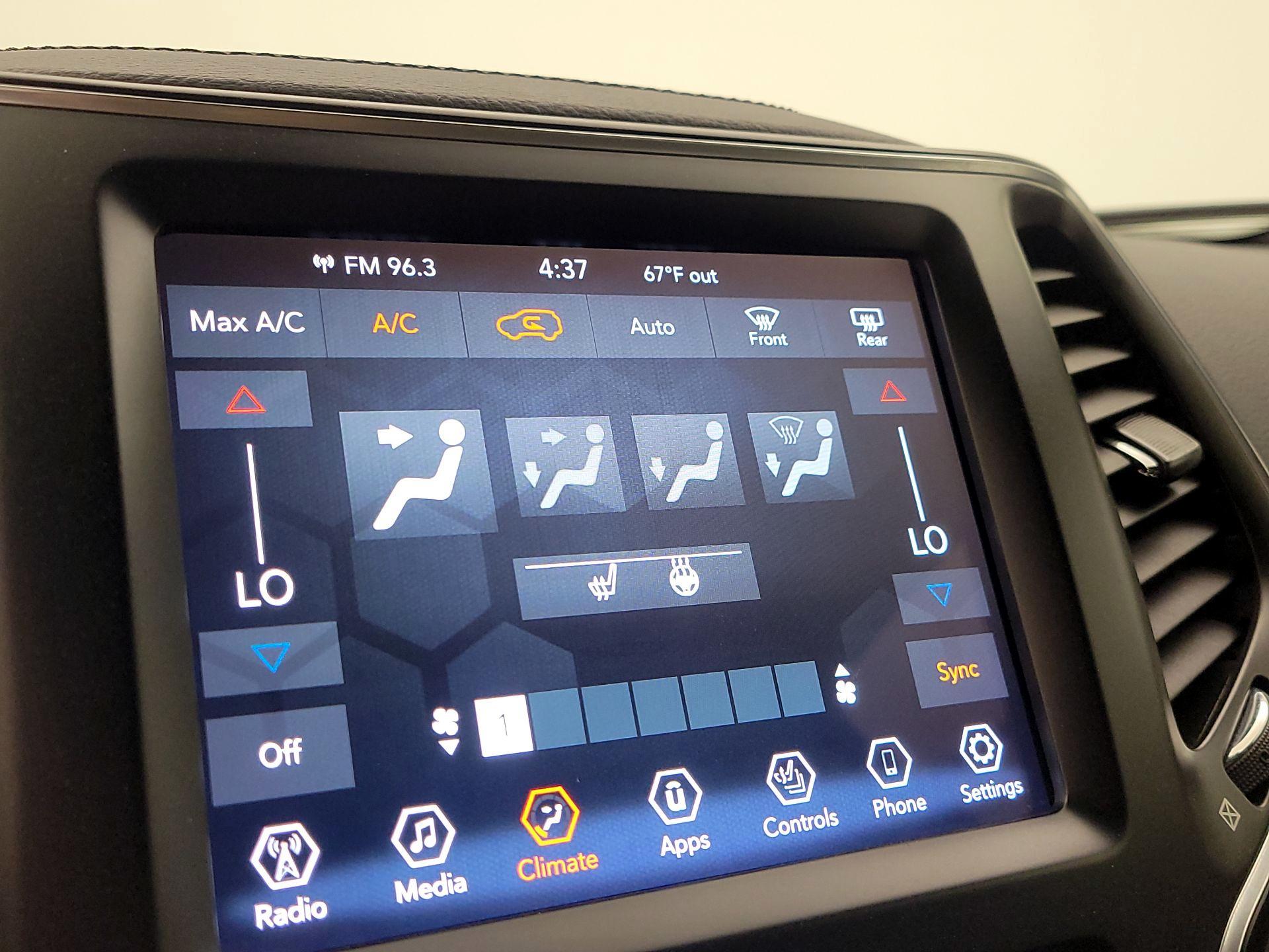 Thumbnail: 2021 Jeep Cherokee - 16