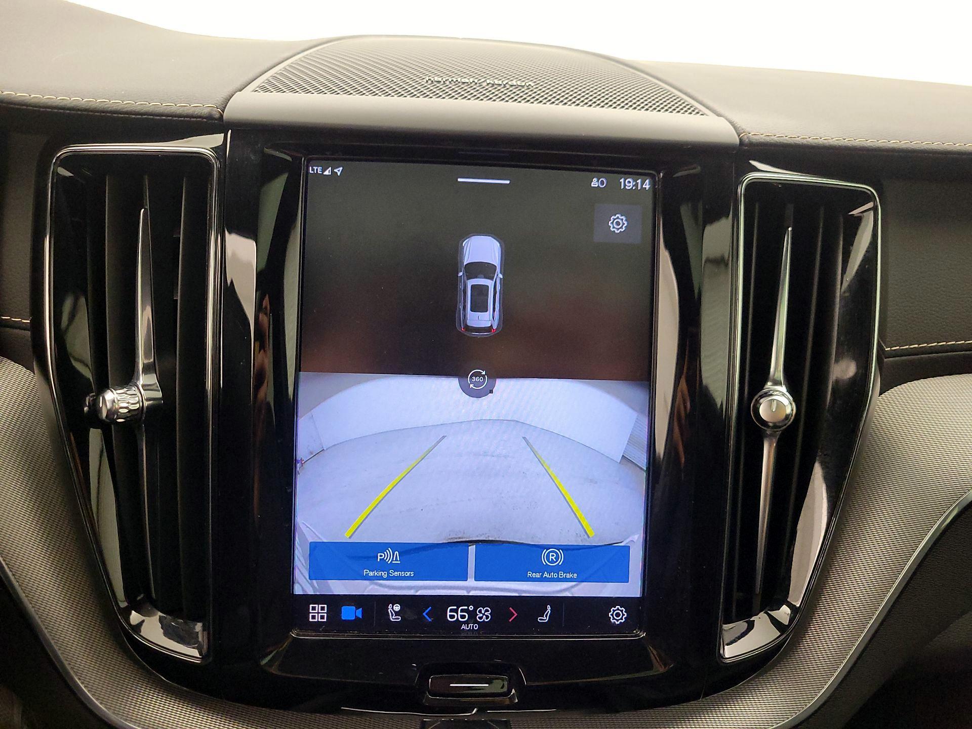 Thumbnail: 2022 Volvo XC60 - 15