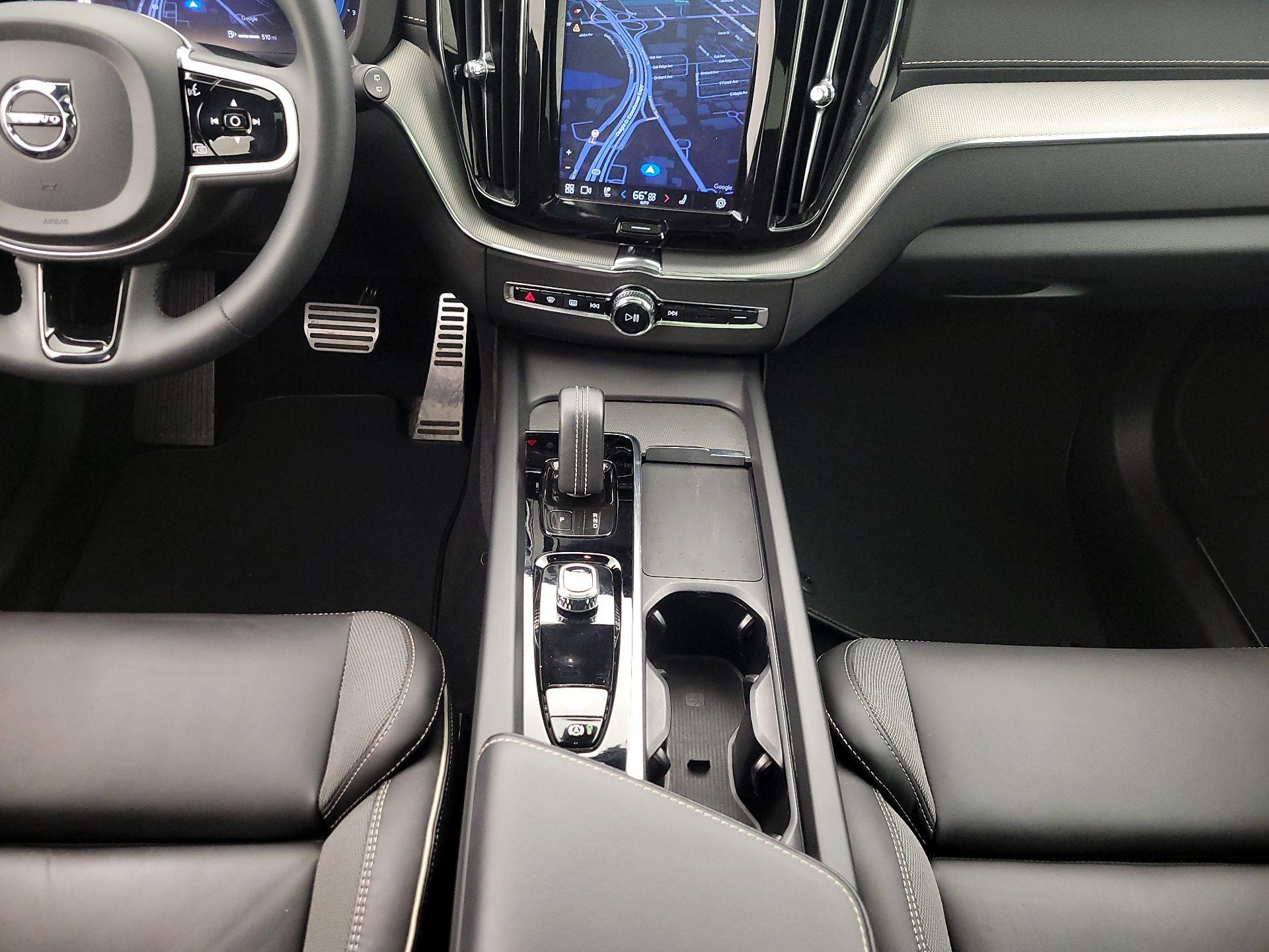 Thumbnail: 2022 Volvo XC60 - 18