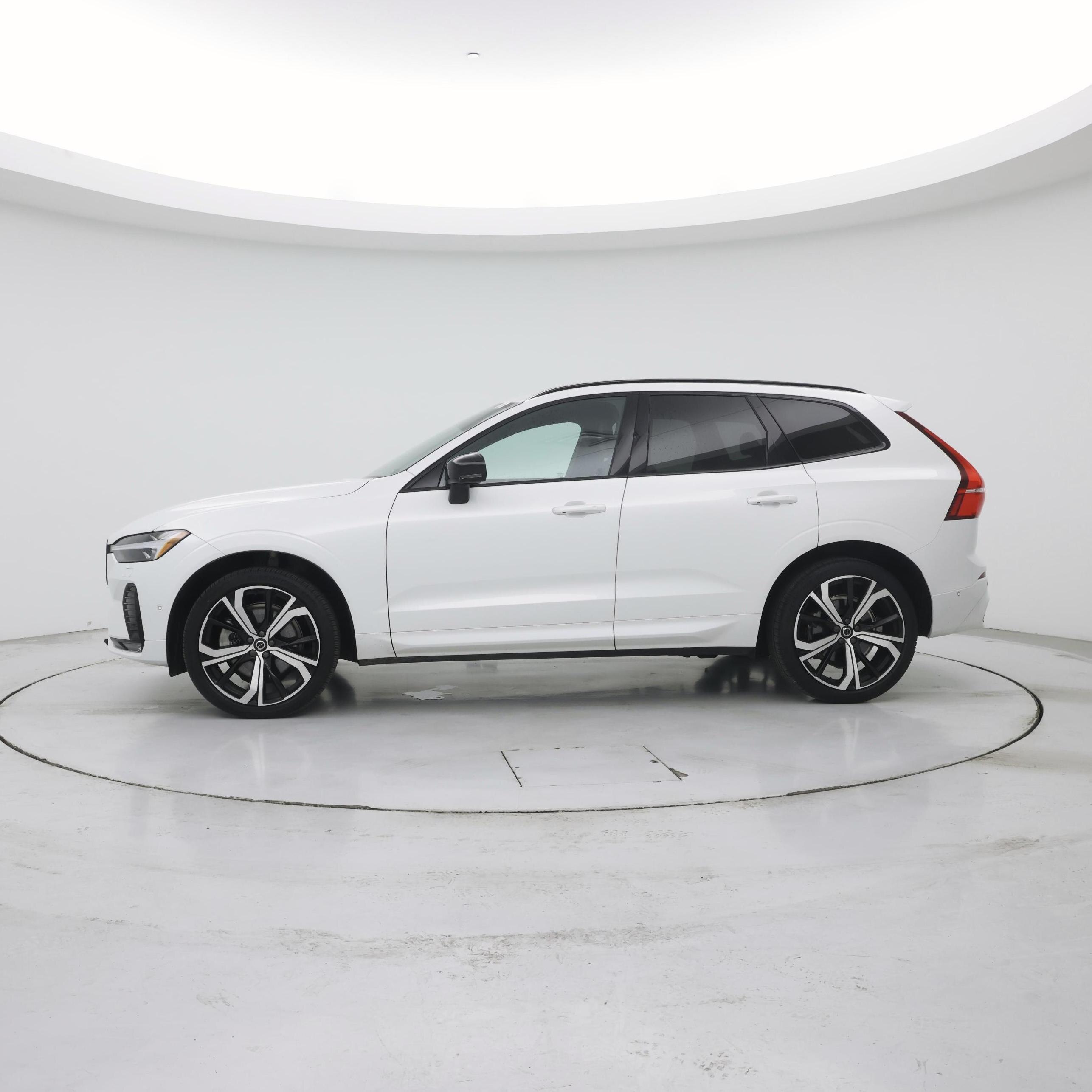 Thumbnail: 2022 Volvo XC60 - 3
