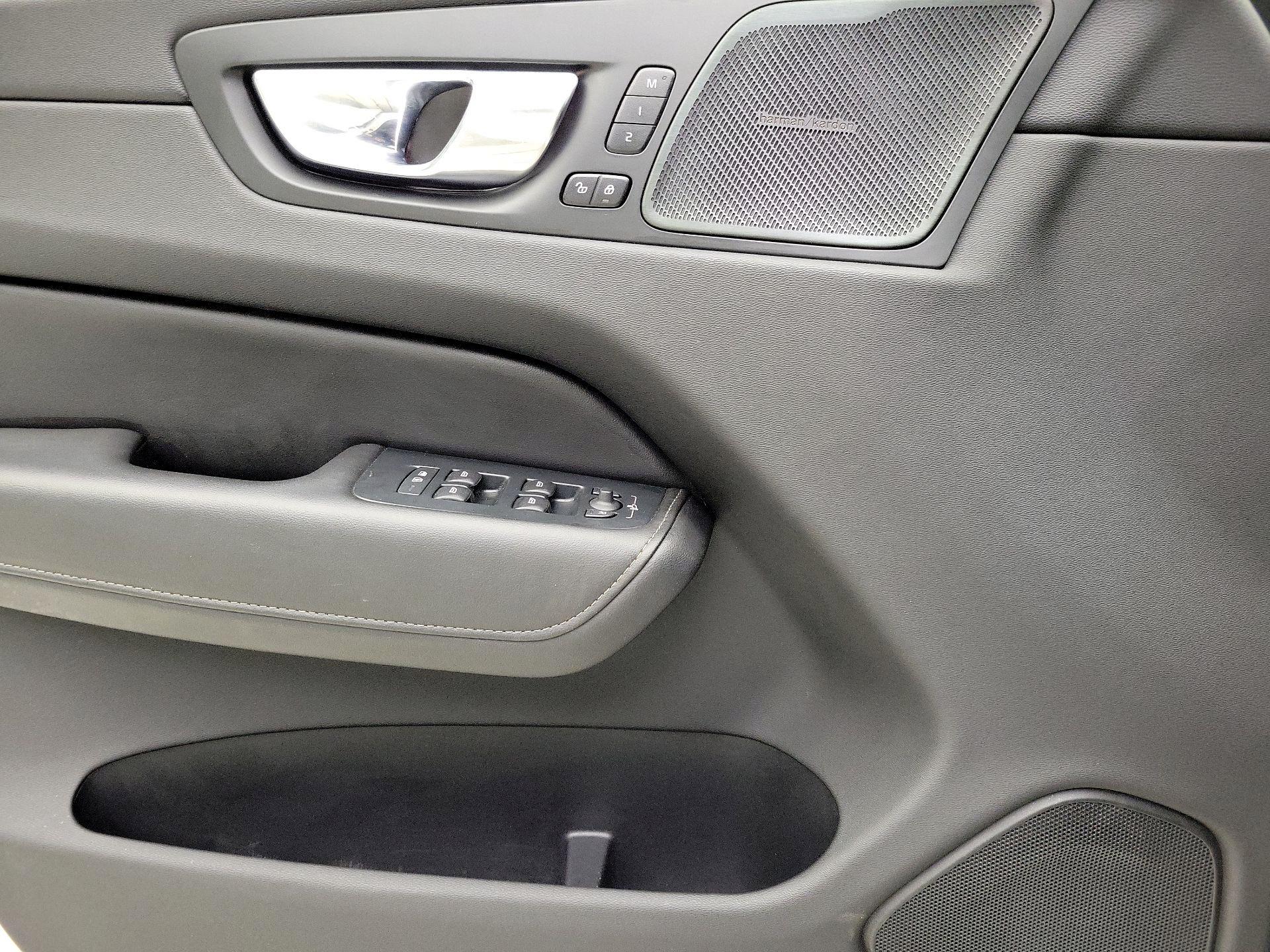 Thumbnail: 2022 Volvo XC60 - 12