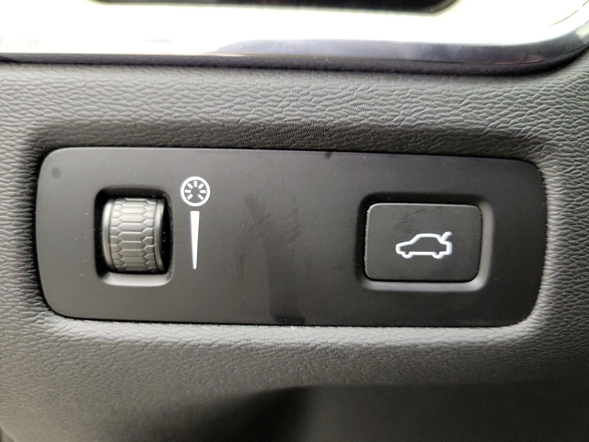 Thumbnail: 2022 Volvo XC60 - 13