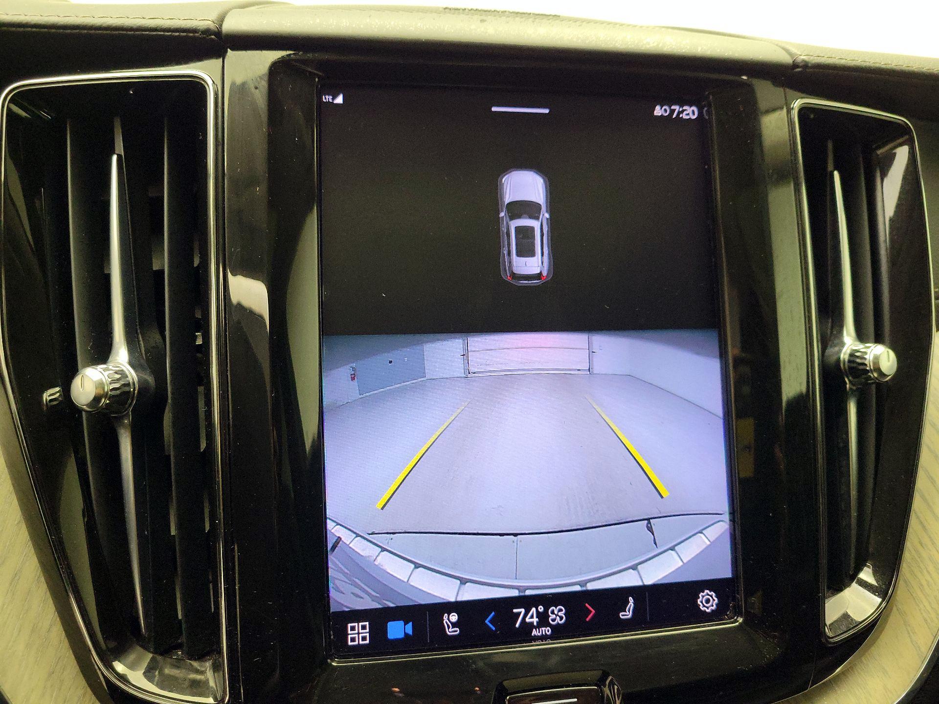 Thumbnail: 2022 Volvo XC60 - 14