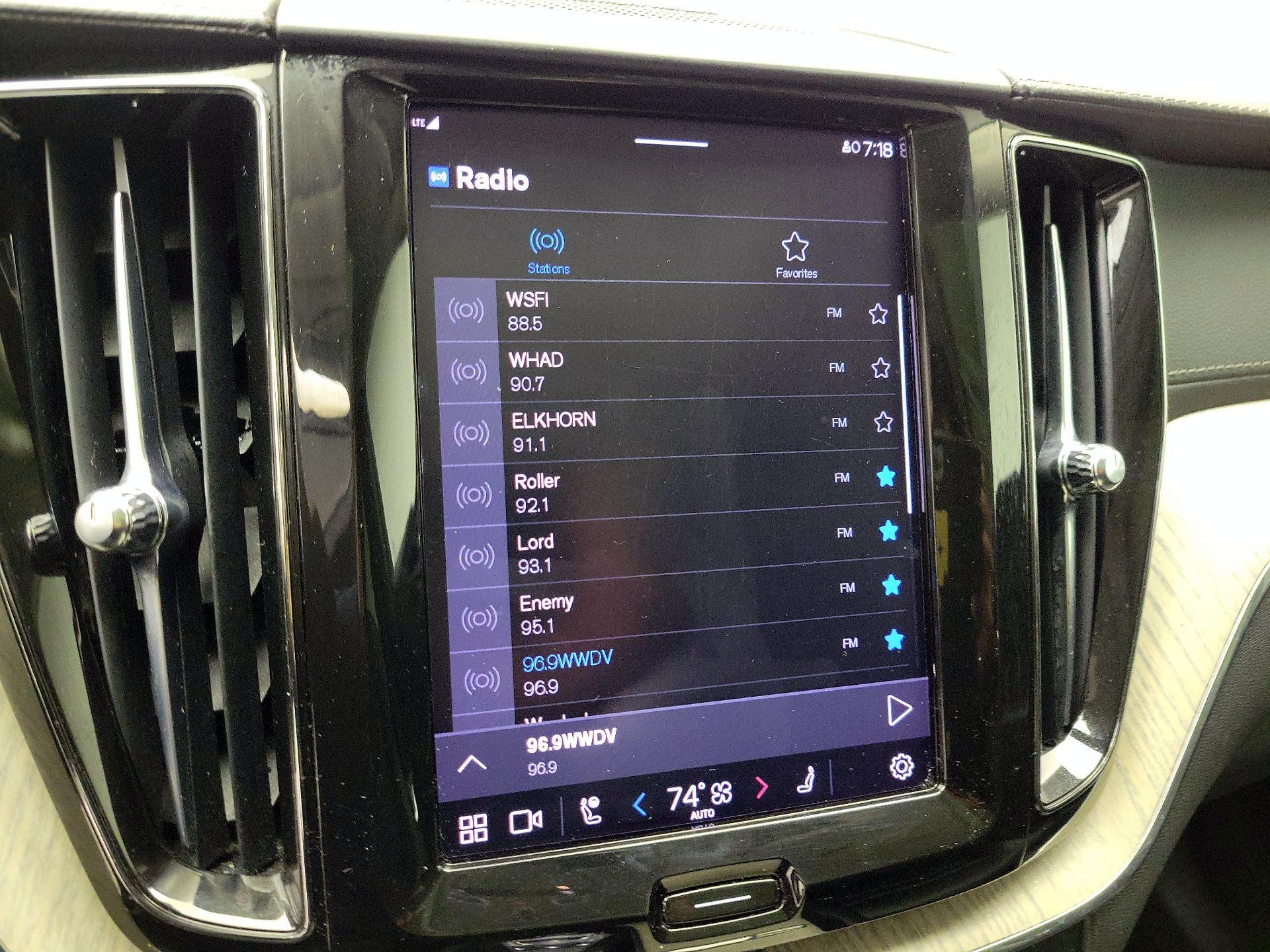 Thumbnail: 2022 Volvo XC60 - 15