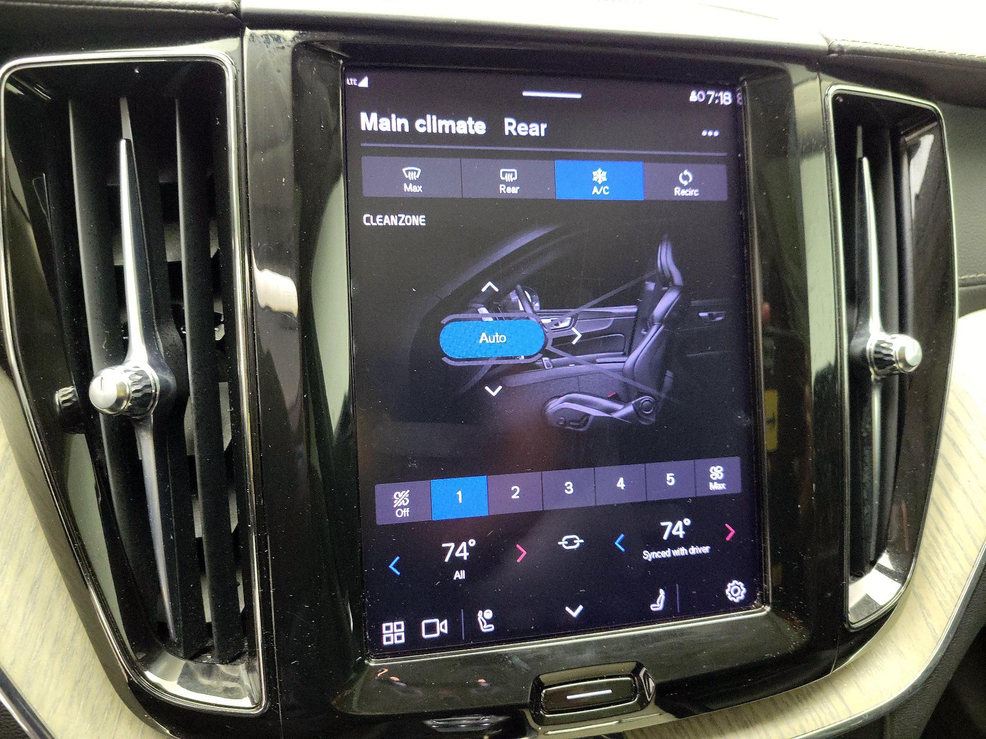 Thumbnail: 2022 Volvo XC60 - 16