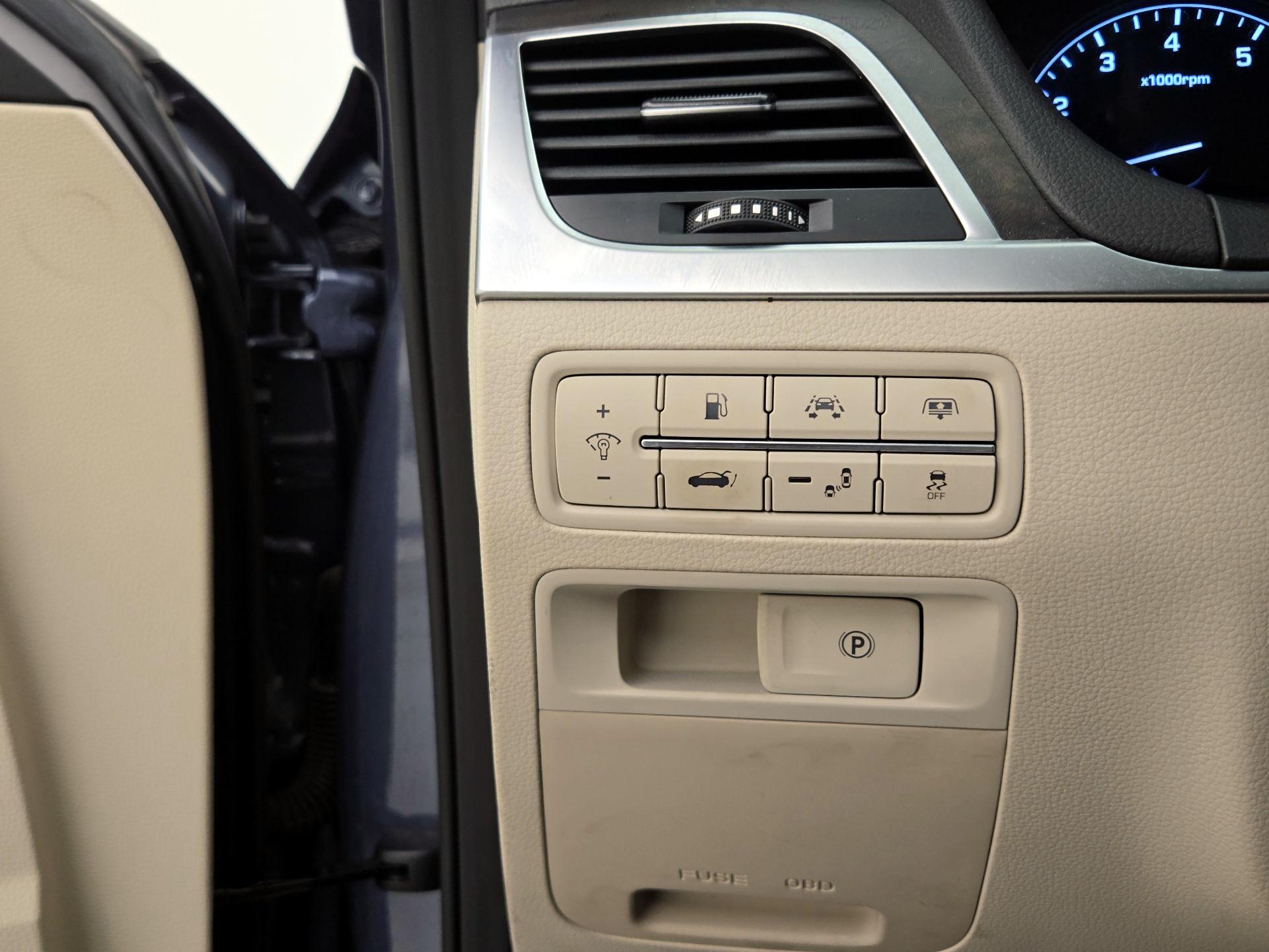 Thumbnail: 2015 Hyundai Genesis - 13