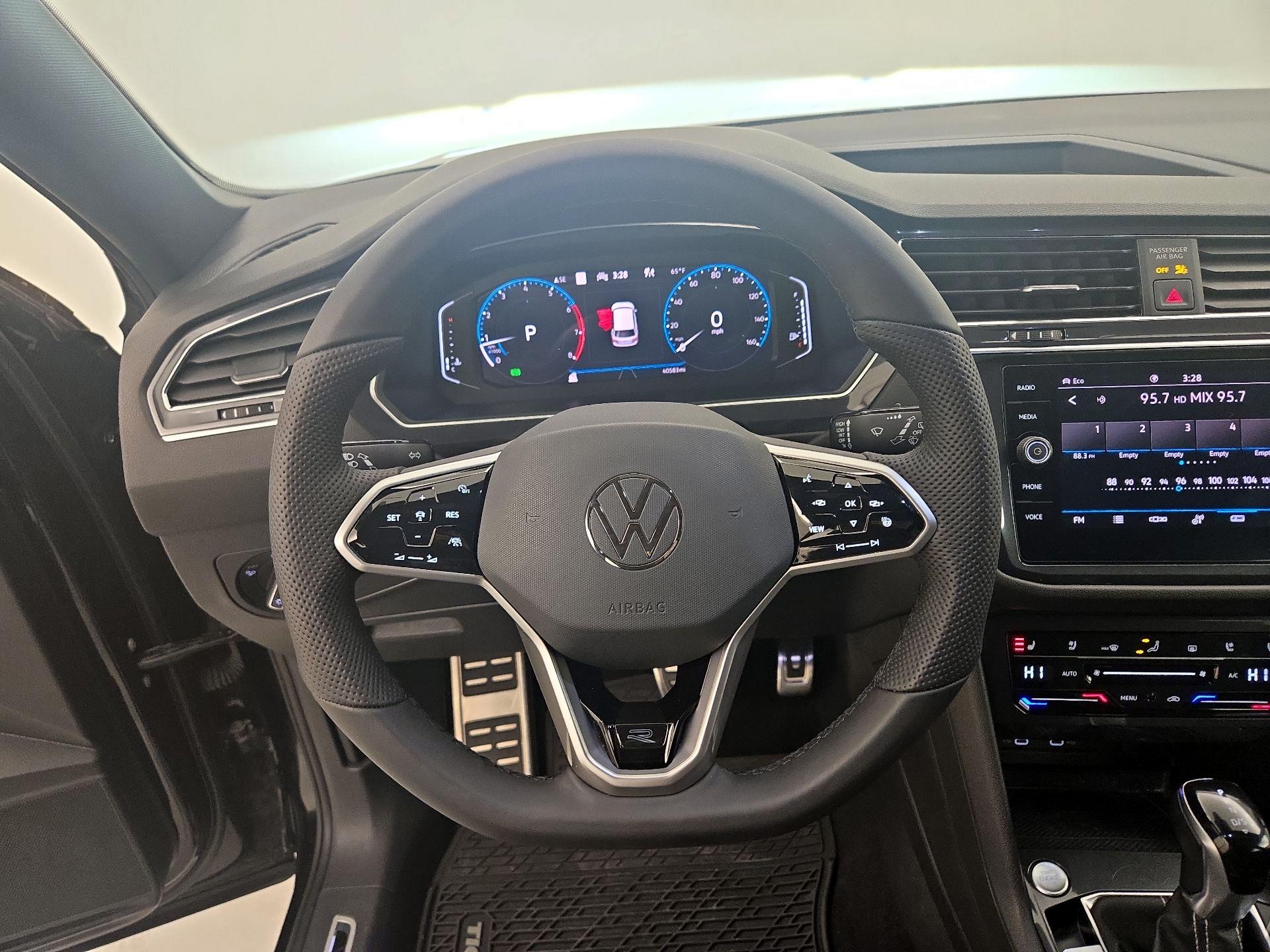 Thumbnail: 2022 Volkswagen Tiguan - 10