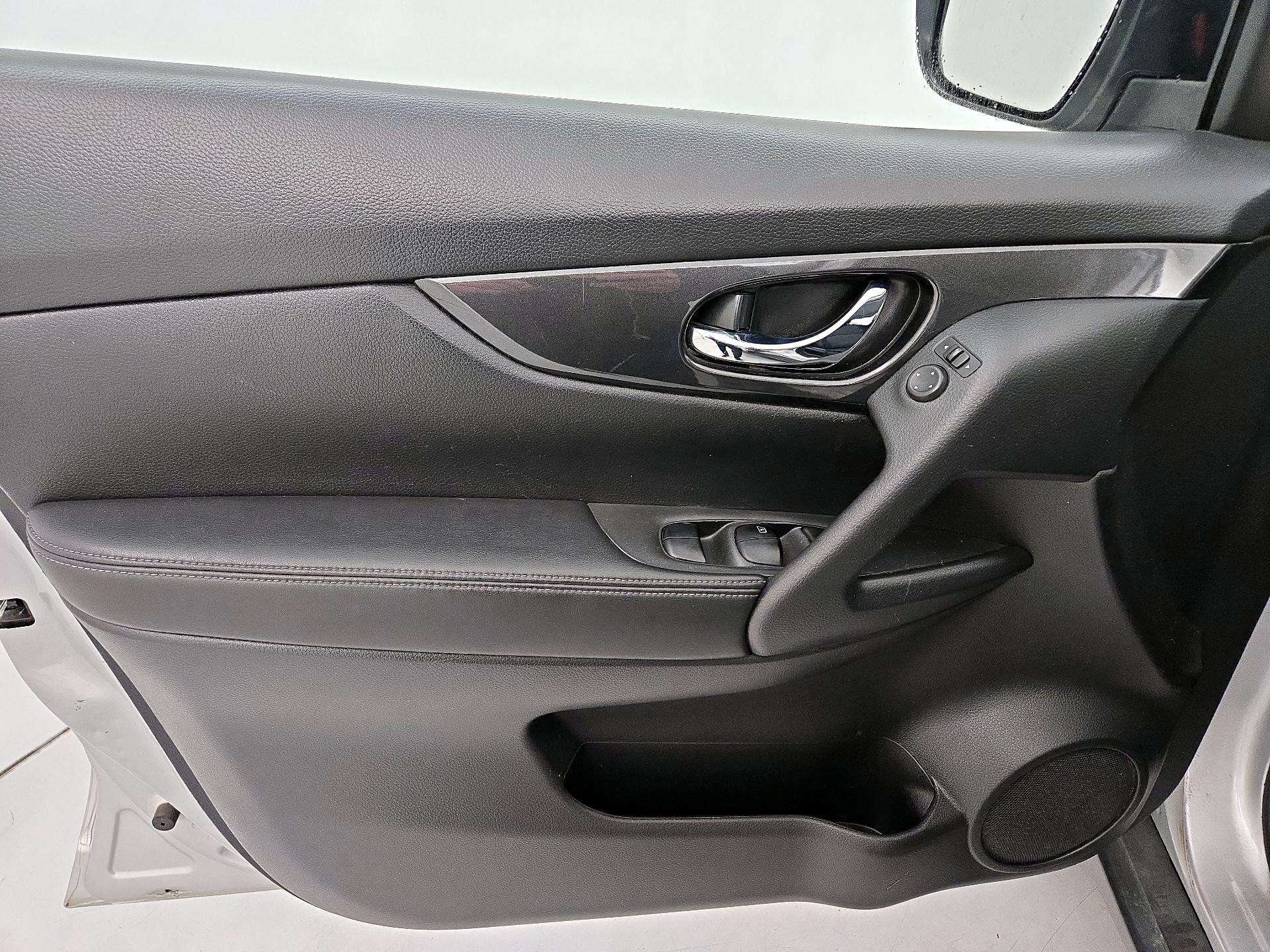 Thumbnail: 2017 Nissan Rogue - 12