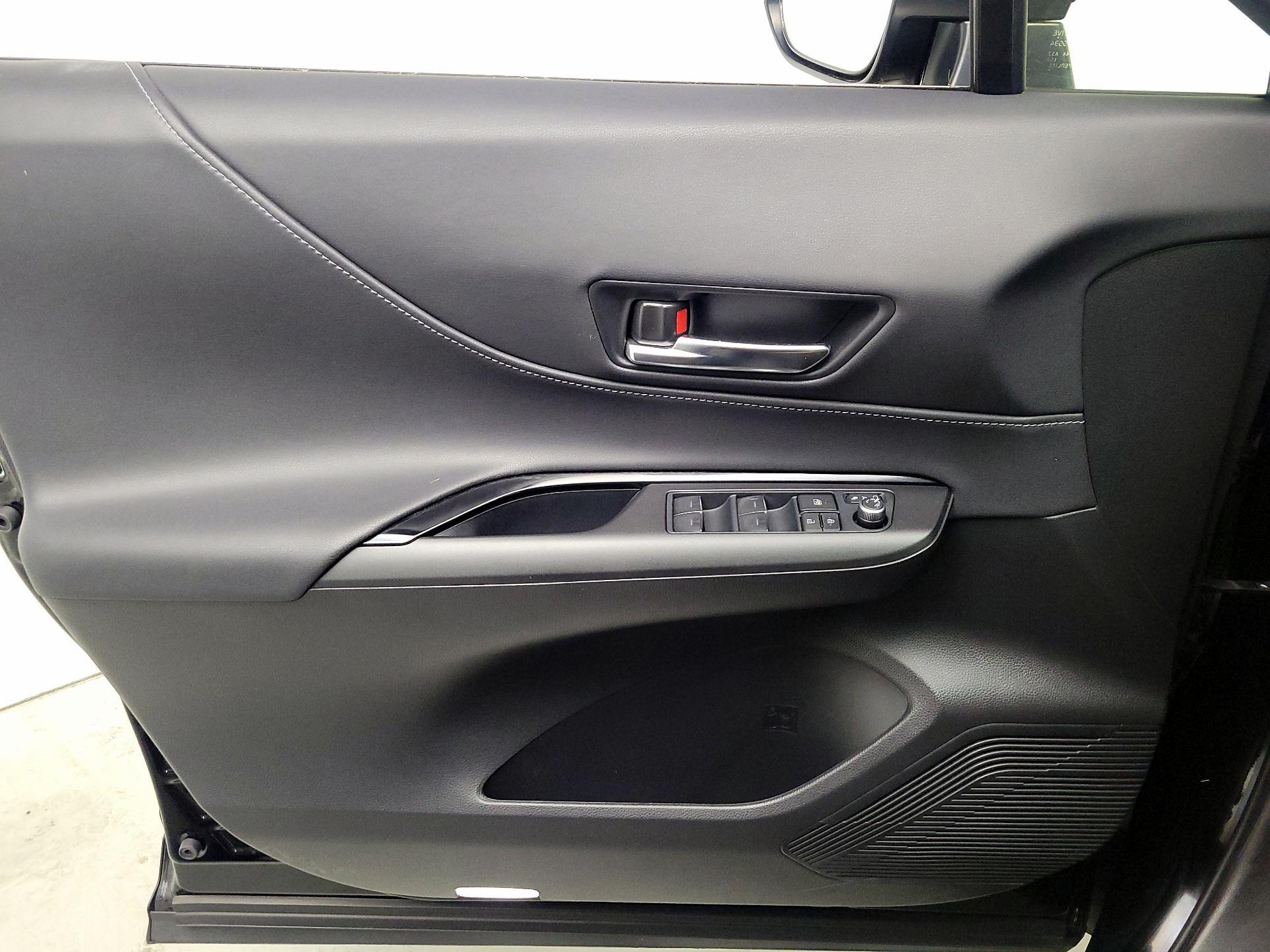 Thumbnail: 2022 Toyota Venza - 12