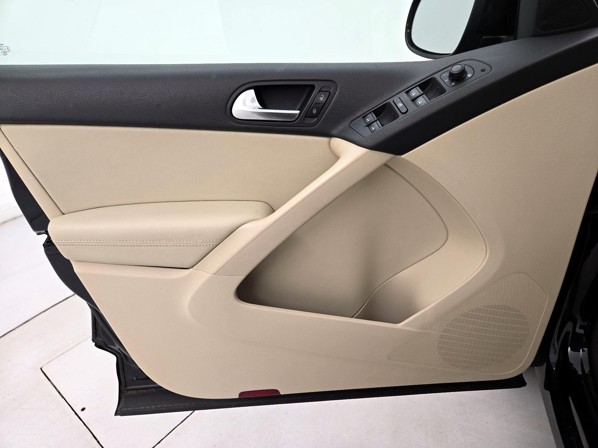 Thumbnail: 2017 Volkswagen Tiguan - 12