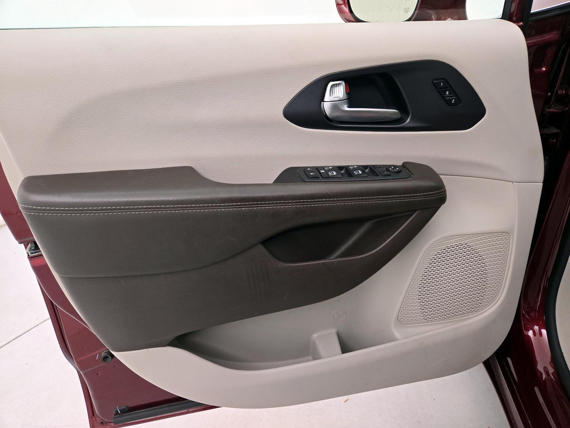 Thumbnail: 2020 Chrysler Pacifica - 12