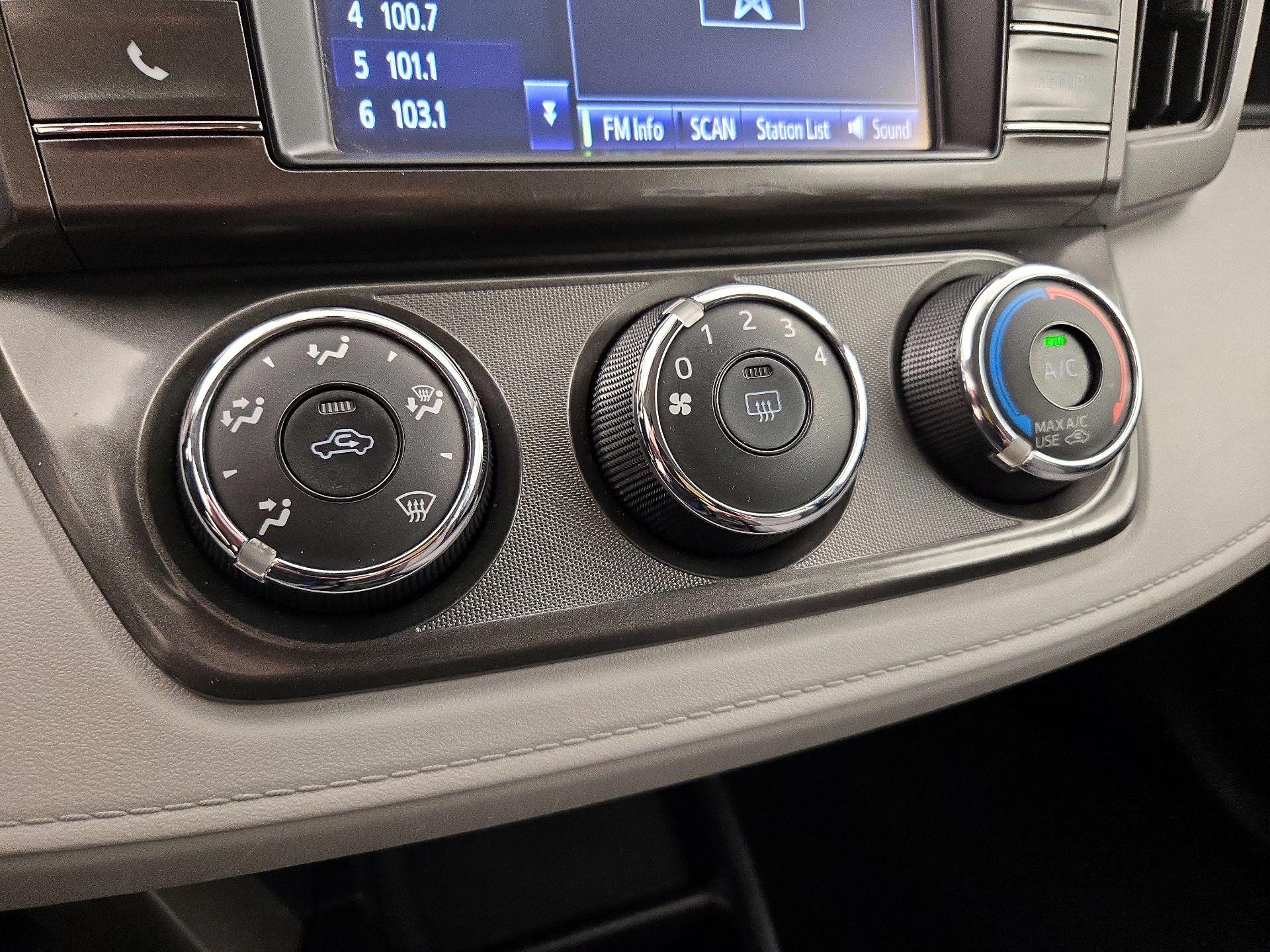 Thumbnail: 2014 Toyota RAV4 - 16