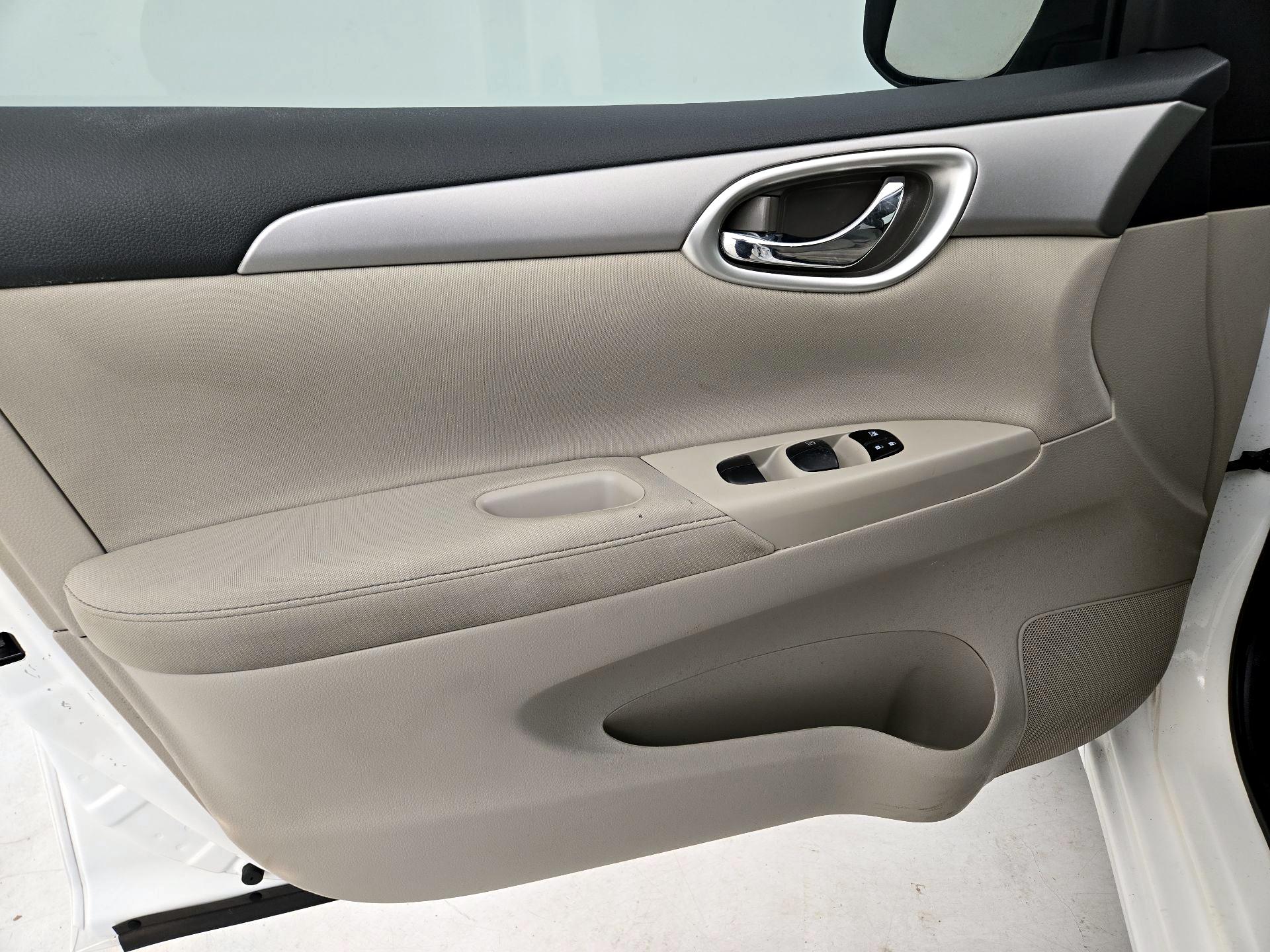 Thumbnail: 2015 Nissan Sentra - 12