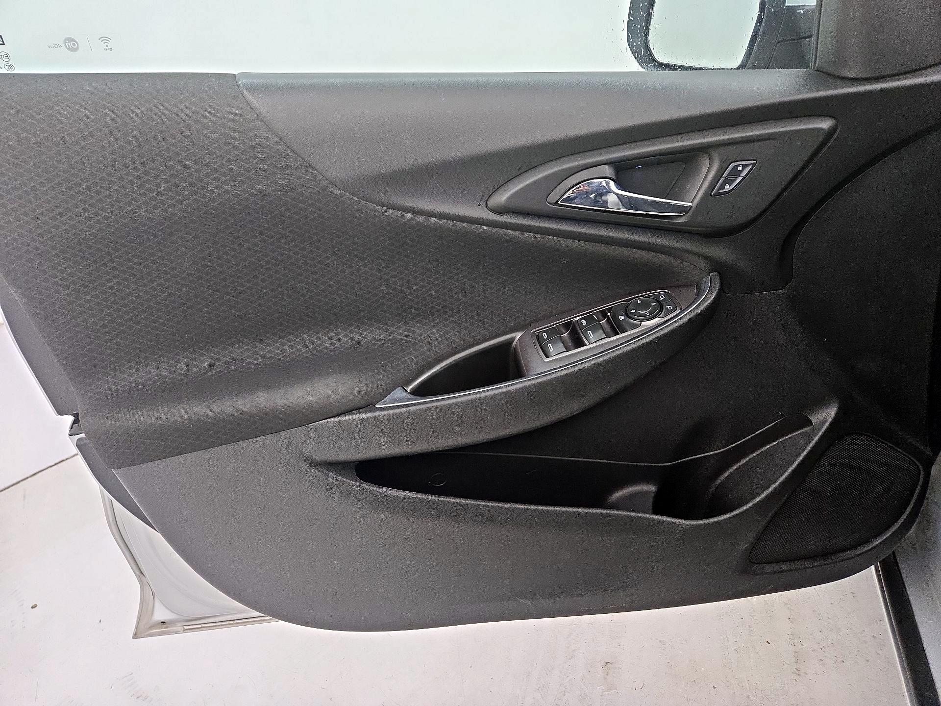 Thumbnail: 2017 Chevrolet Malibu - 12