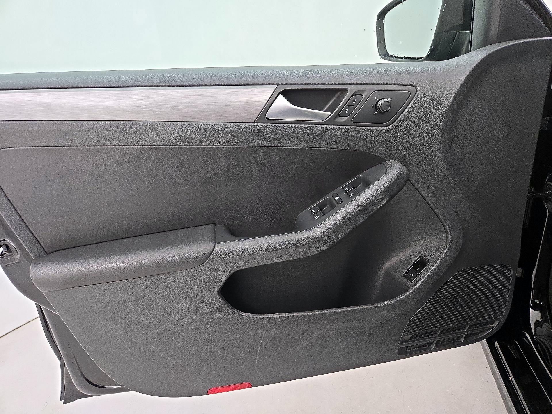 Thumbnail: 2016 Volkswagen Jetta - 12