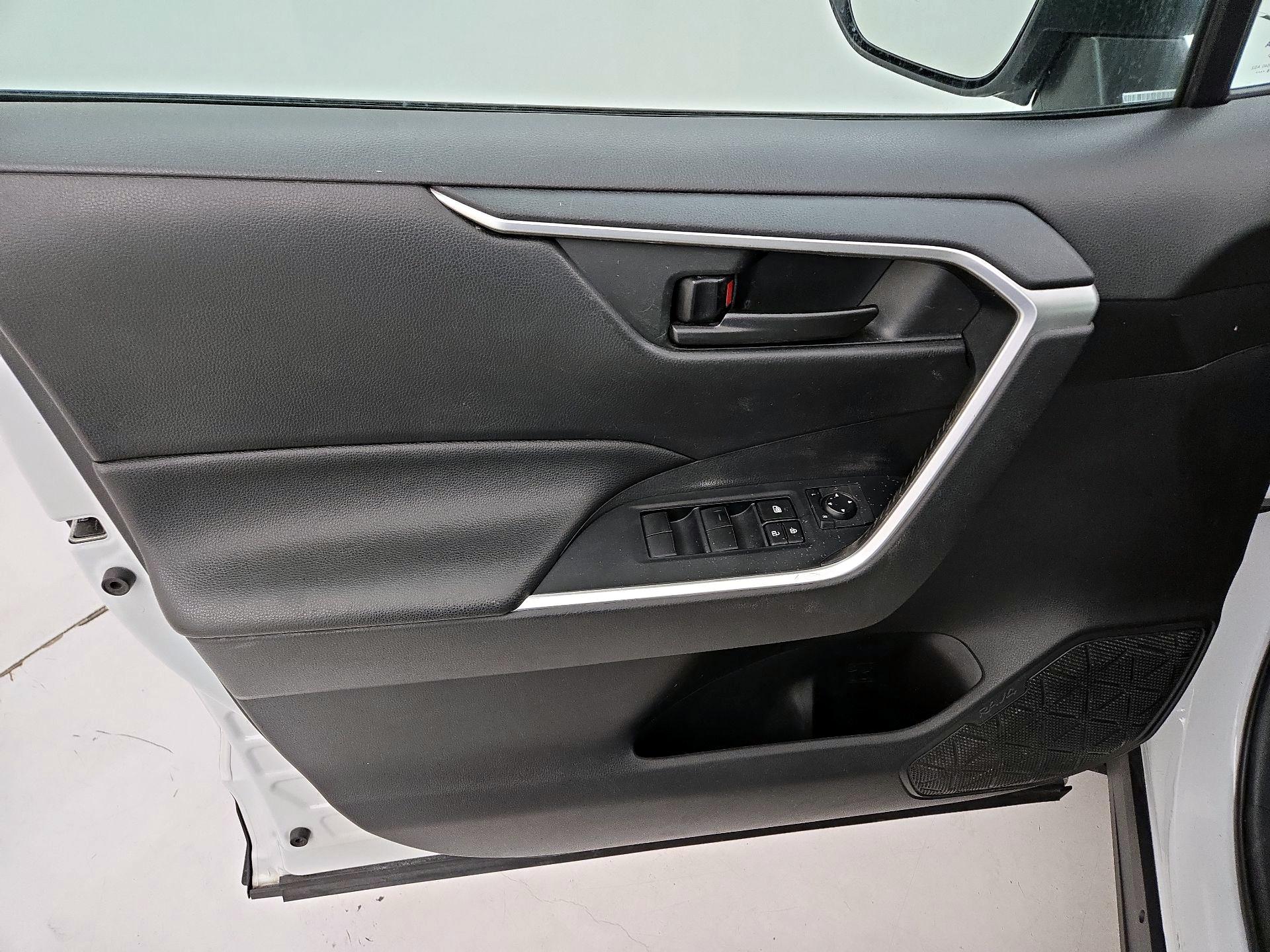 Thumbnail: 2019 Toyota RAV4 - 12