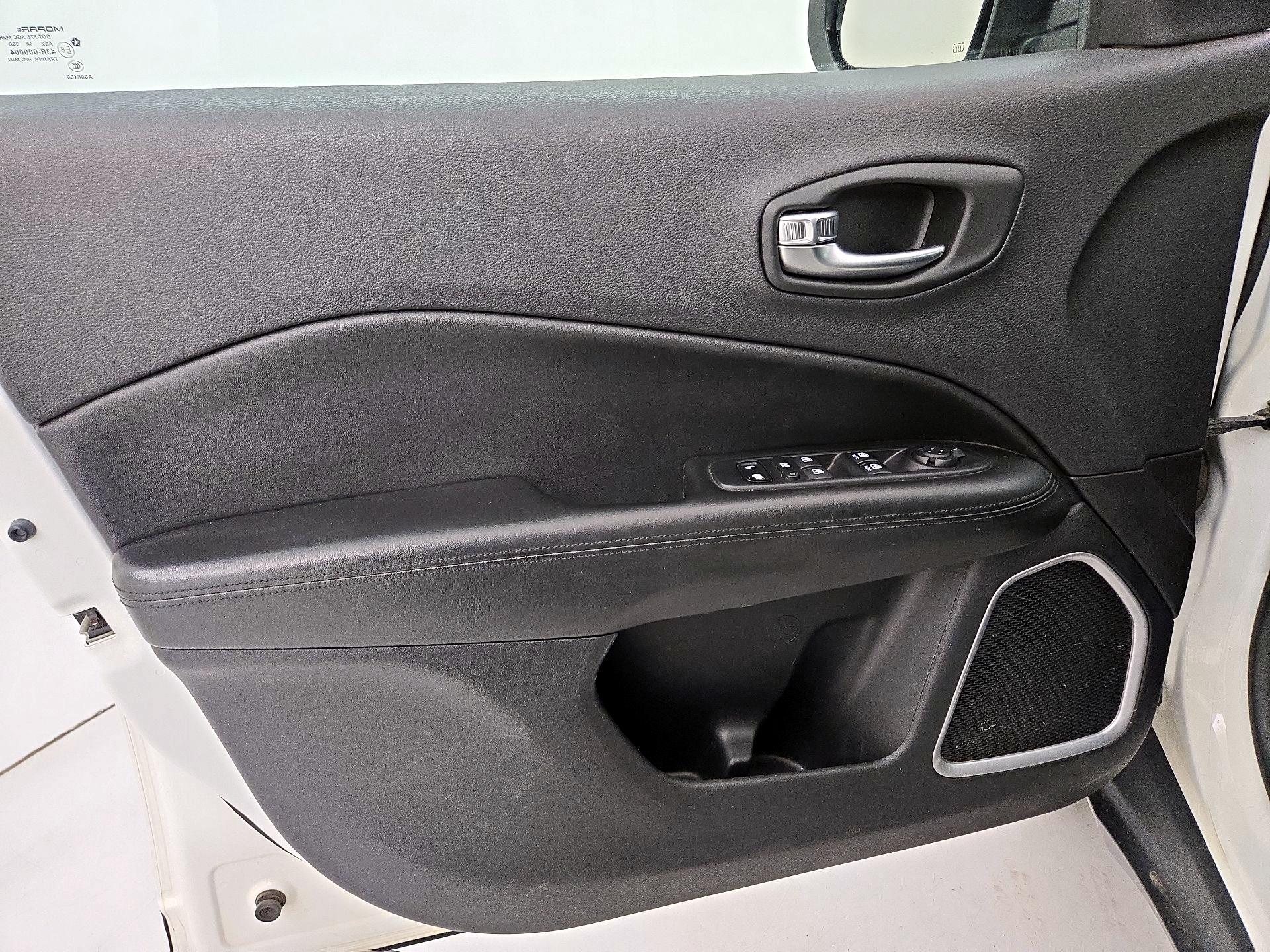 Thumbnail: 2018 Jeep Compass - 12