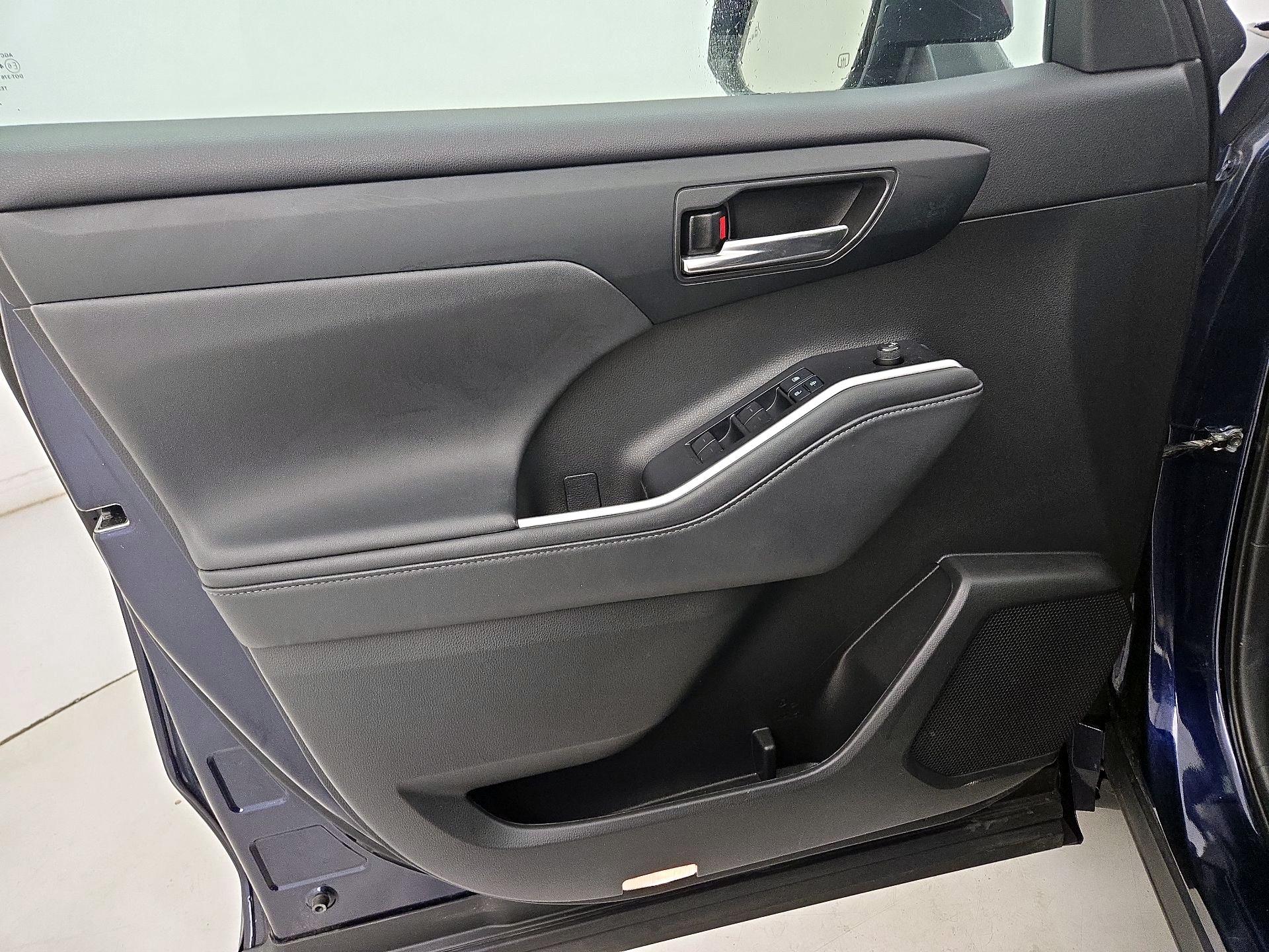 Thumbnail: 2022 Toyota Highlander - 12