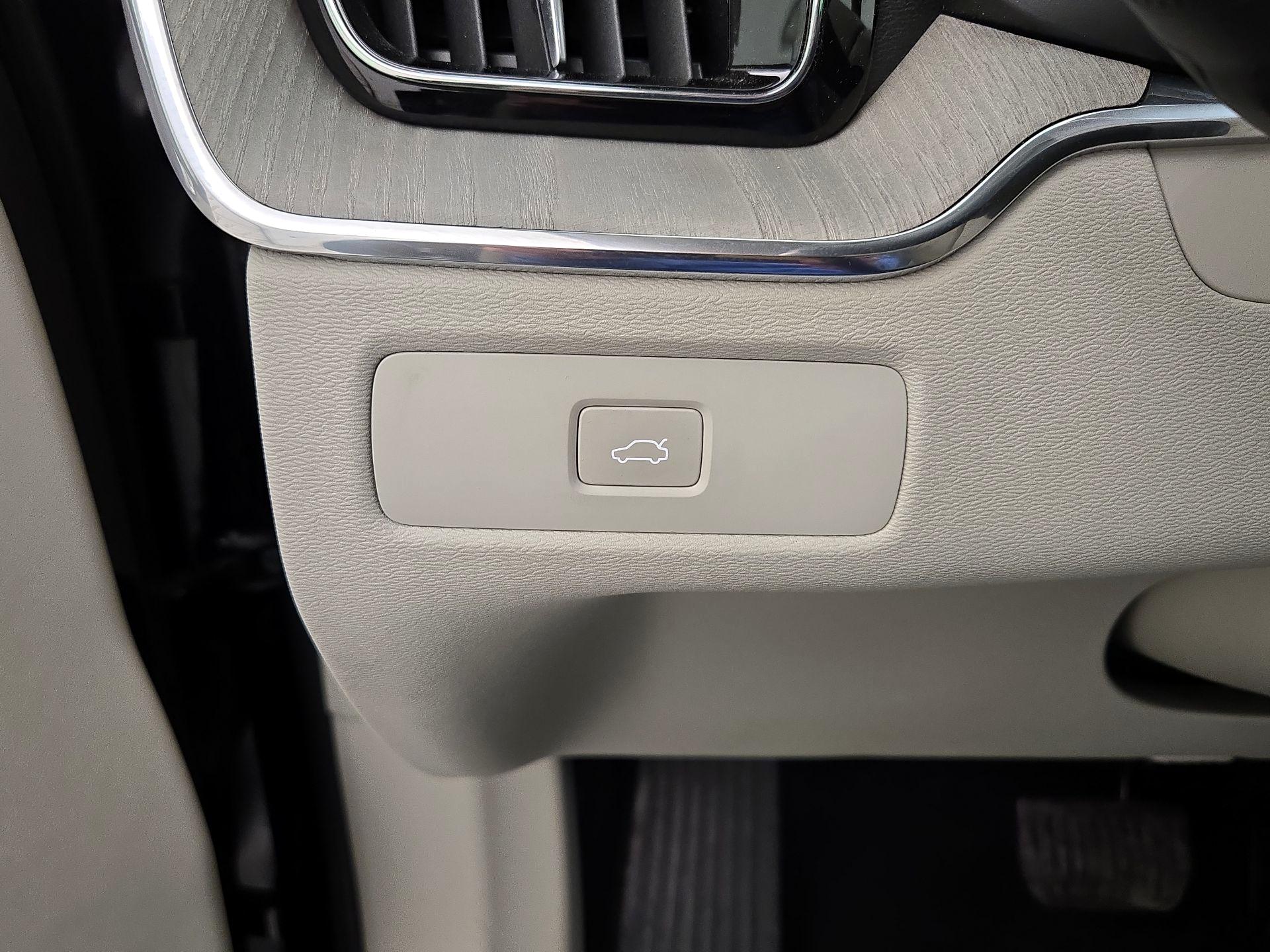 Thumbnail: 2023 Volvo XC60 - 13