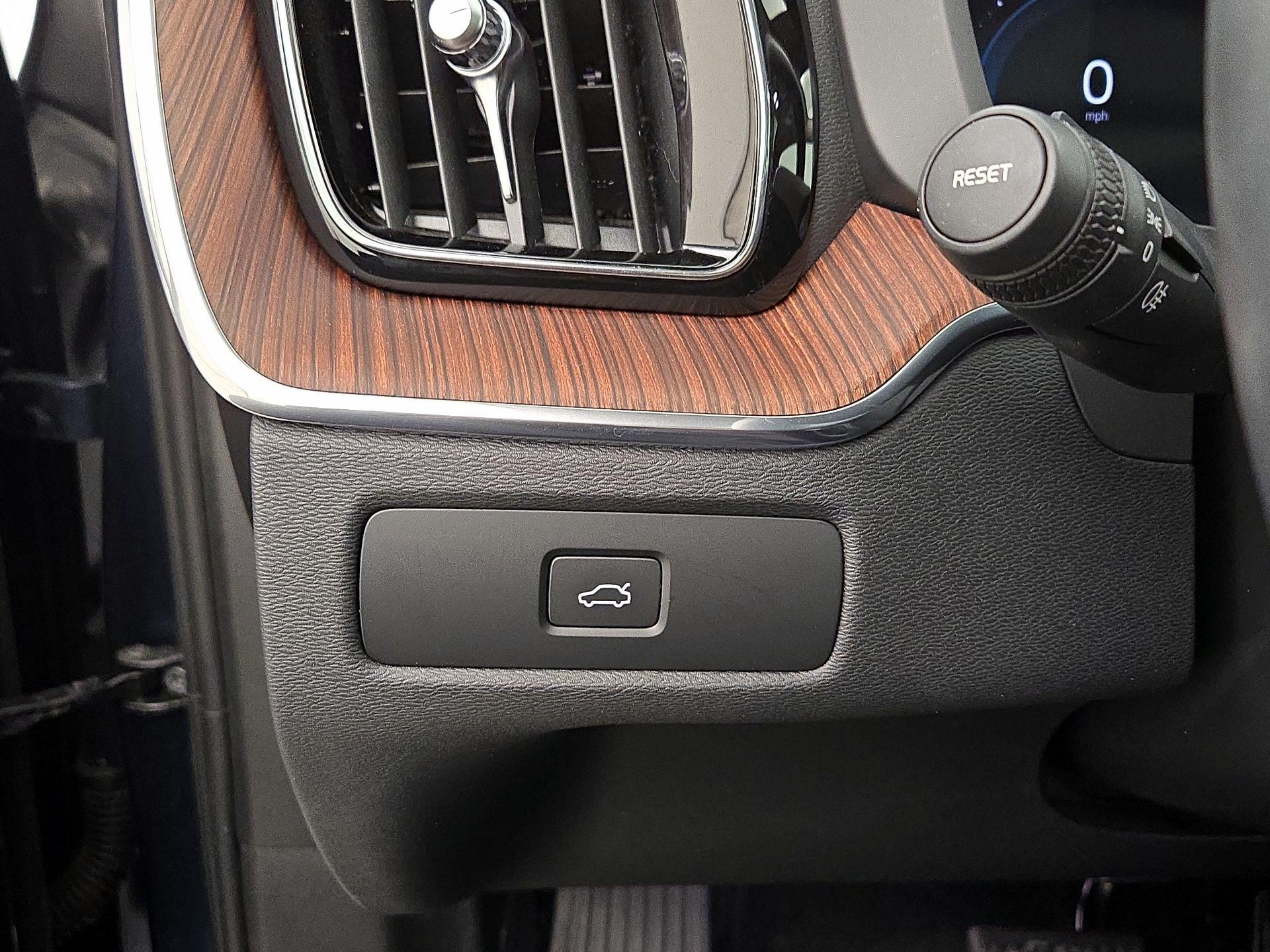 Thumbnail: 2023 Volvo XC60 - 13