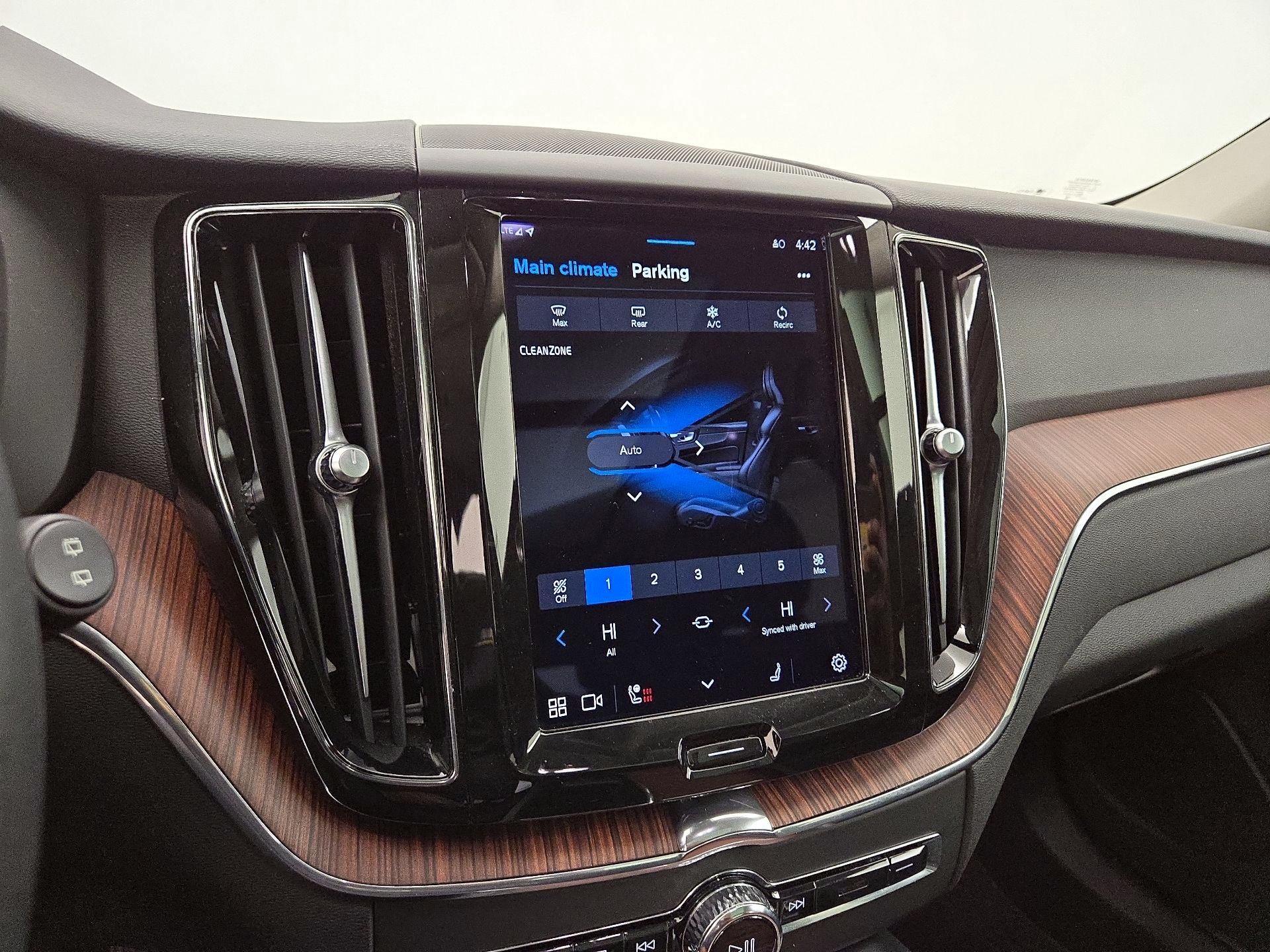 Thumbnail: 2023 Volvo XC60 - 17