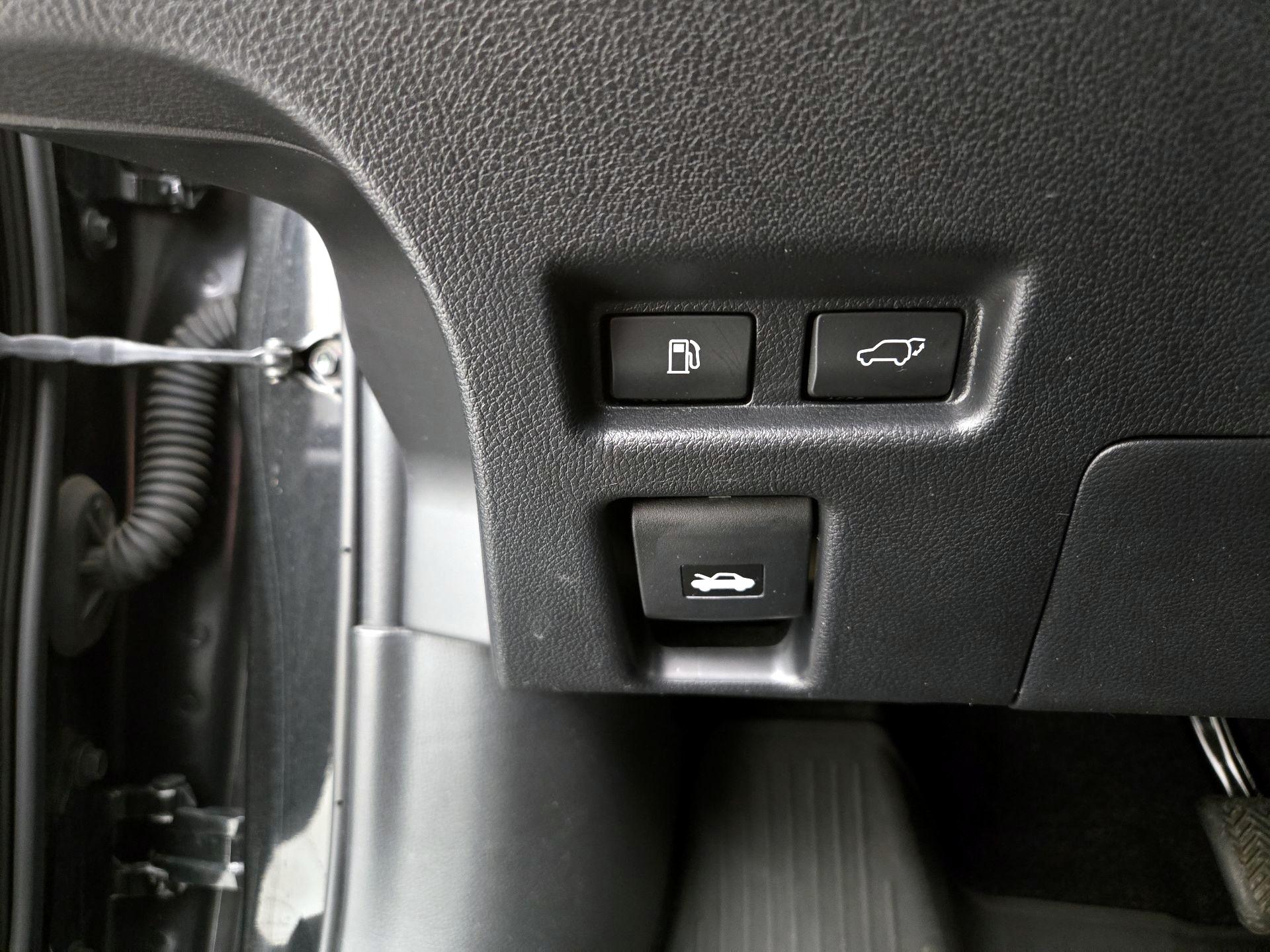 Thumbnail: 2022 Lexus UX - 13