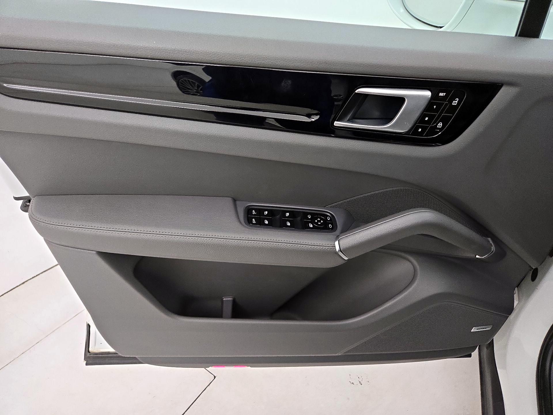 Thumbnail: 2021 Porsche Cayenne - 12