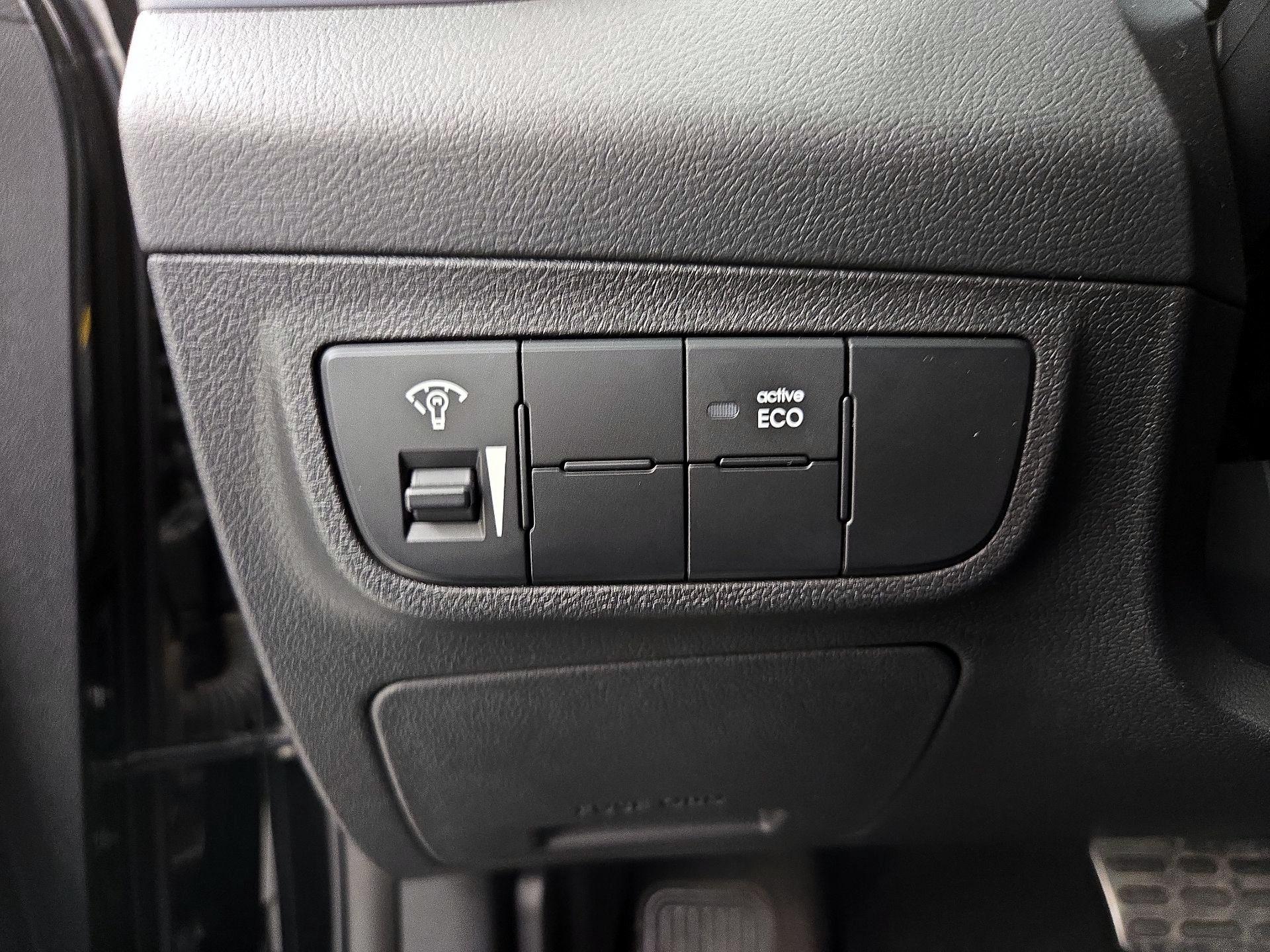 Thumbnail: 2015 Hyundai Veloster - 13