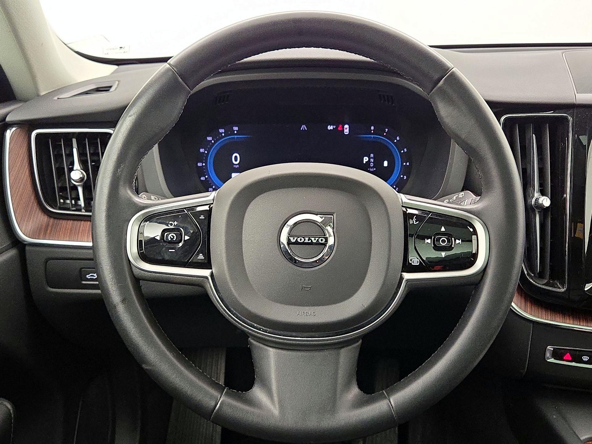 Thumbnail: 2023 Volvo XC60 - 10