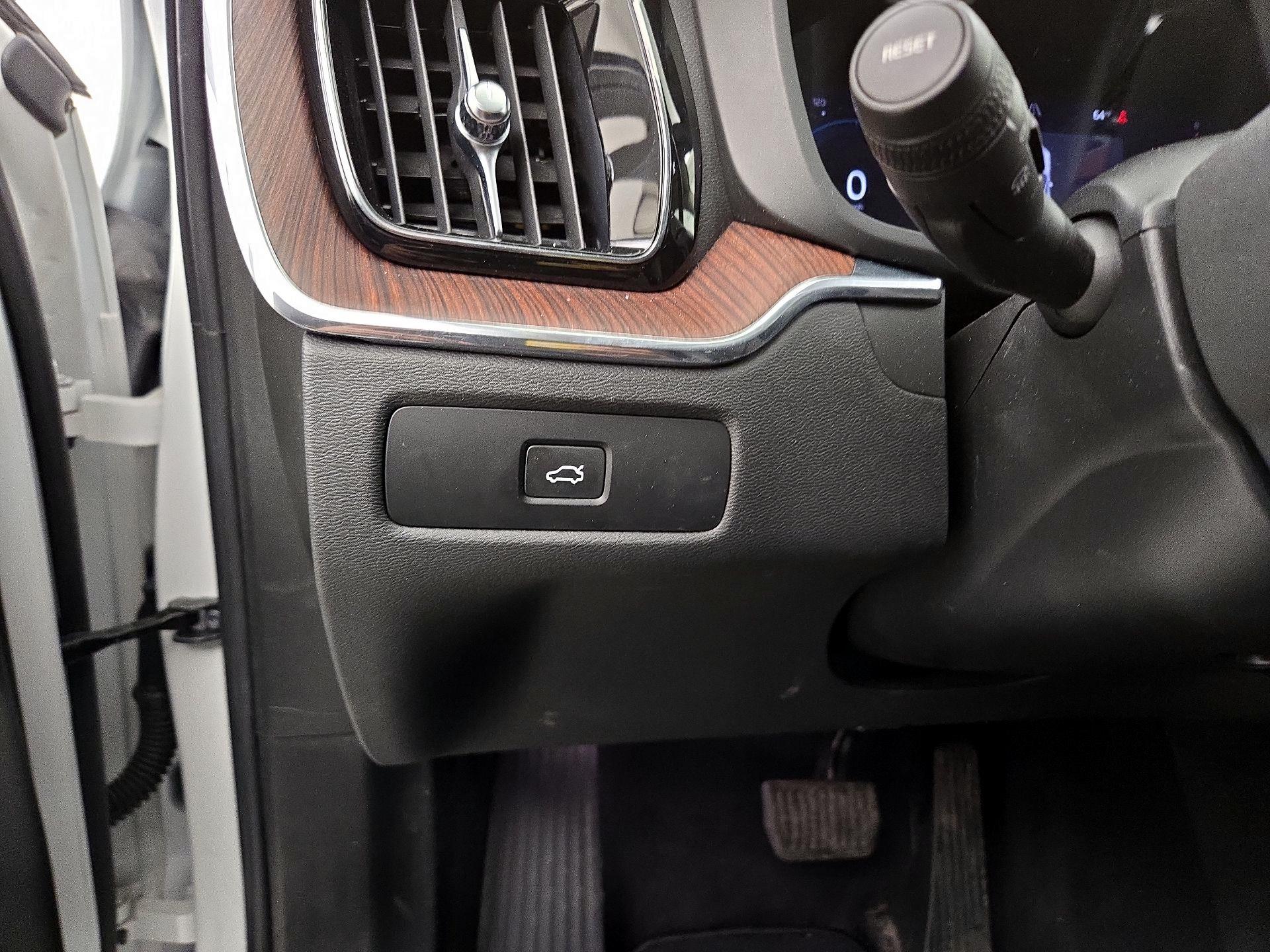 Thumbnail: 2023 Volvo XC60 - 13