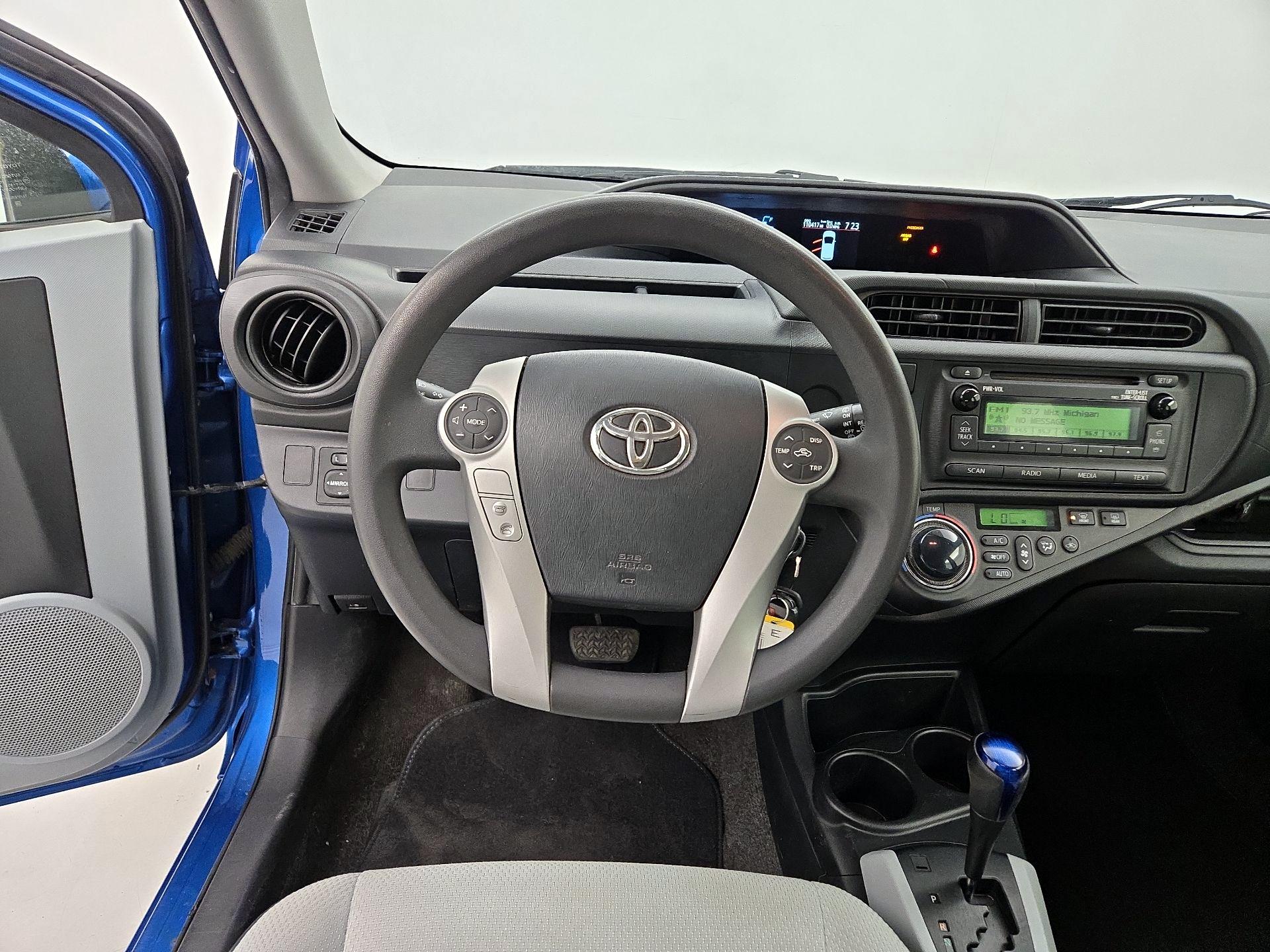 Thumbnail: 2014 Toyota Prius c - 10