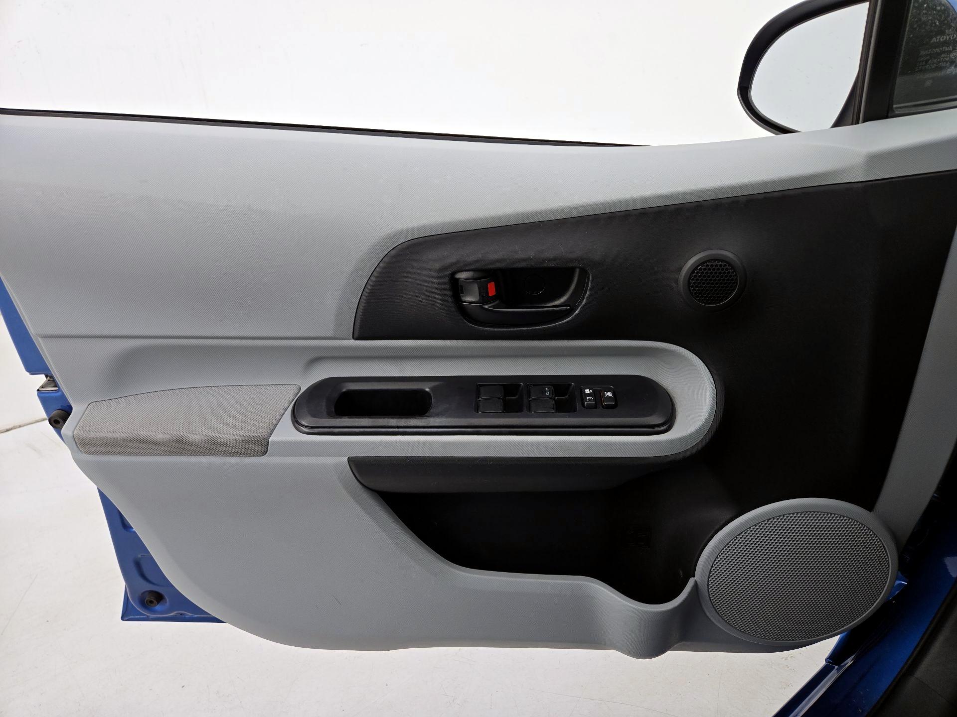 Thumbnail: 2014 Toyota Prius c - 12