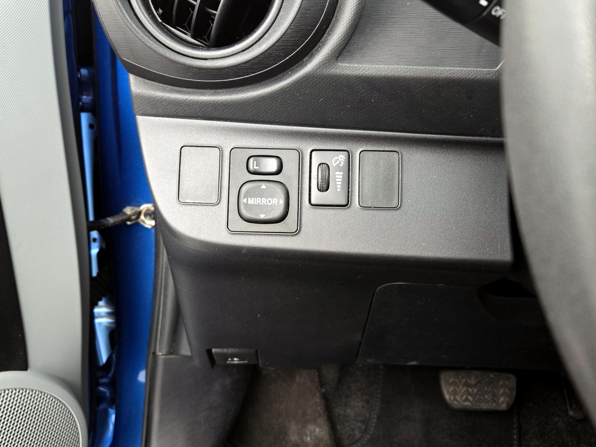 Thumbnail: 2014 Toyota Prius c - 13