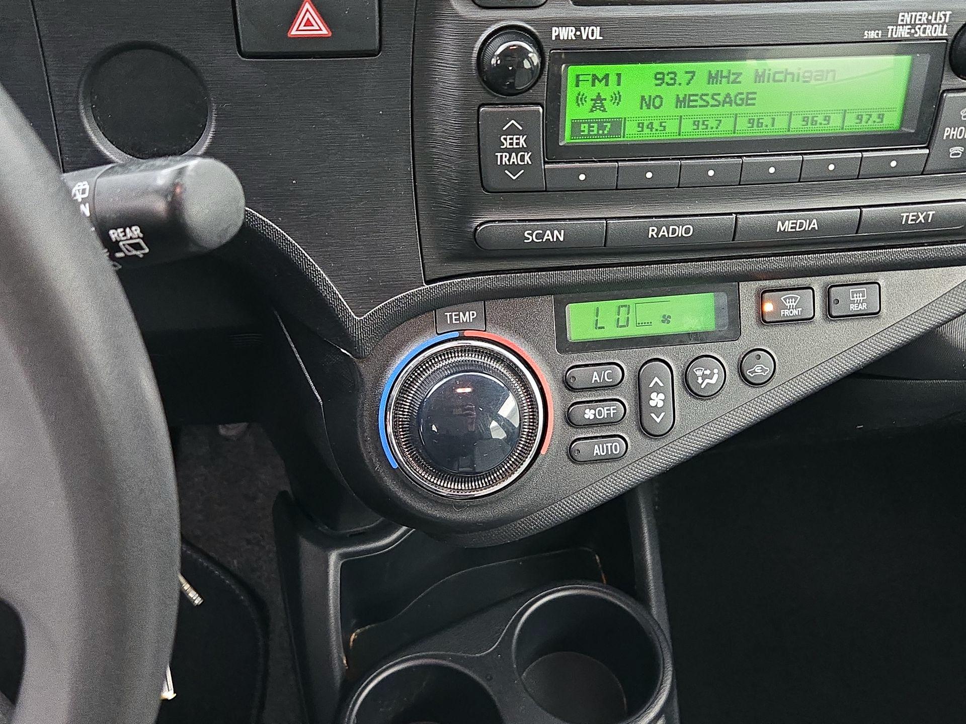 Thumbnail: 2014 Toyota Prius c - 15