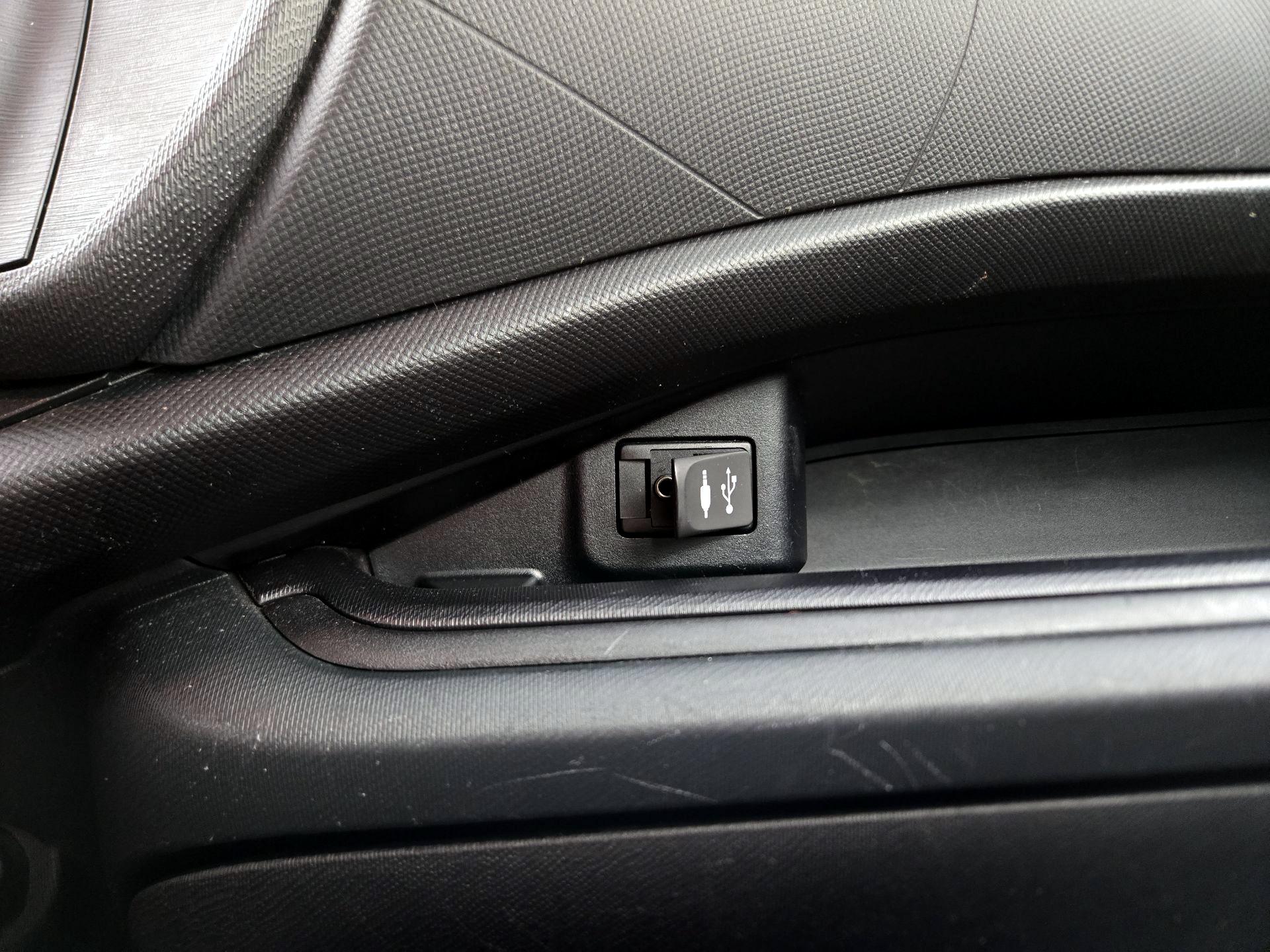 Thumbnail: 2014 Toyota Prius c - 17