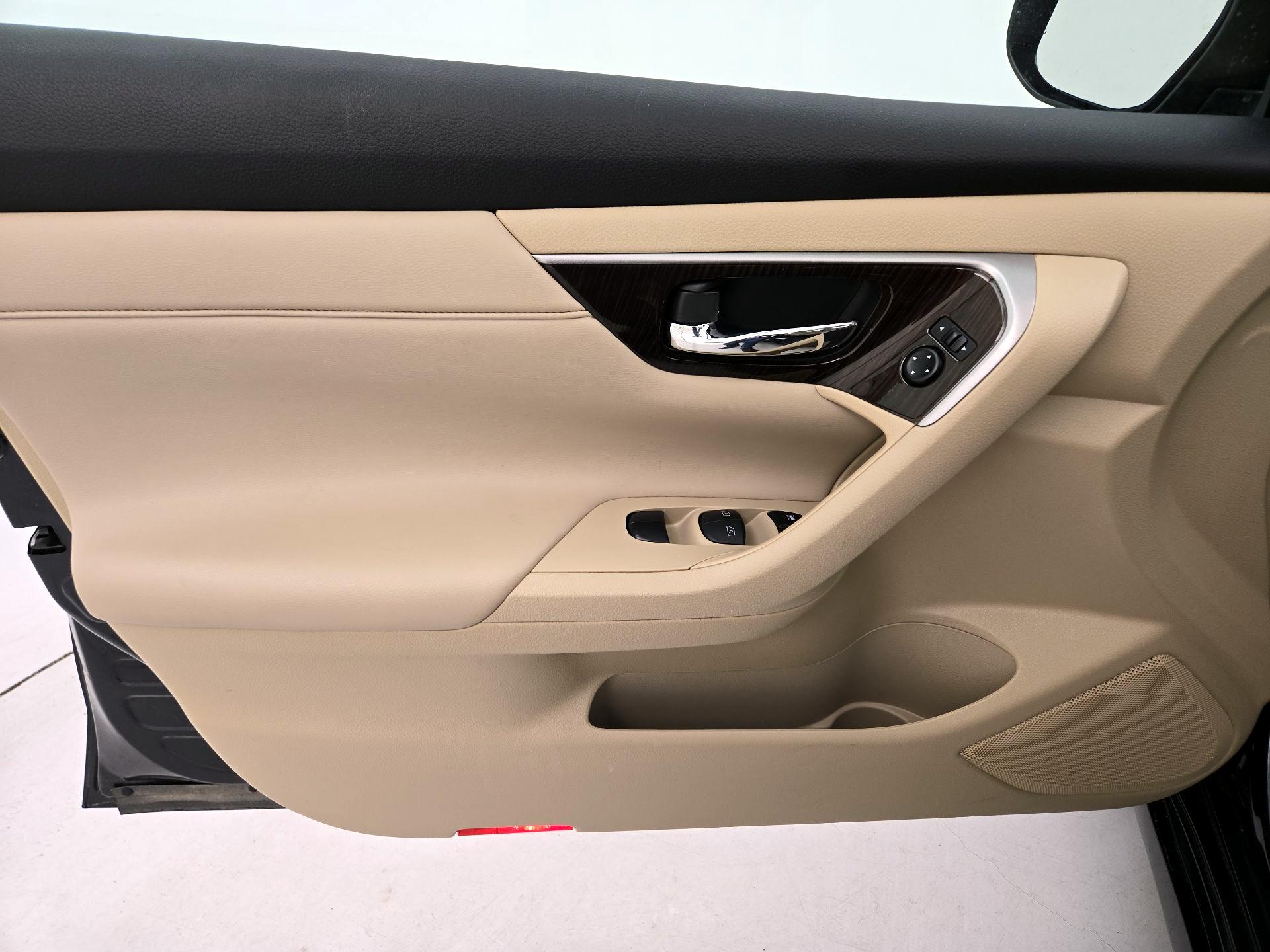 Thumbnail: 2015 Nissan Altima - 12