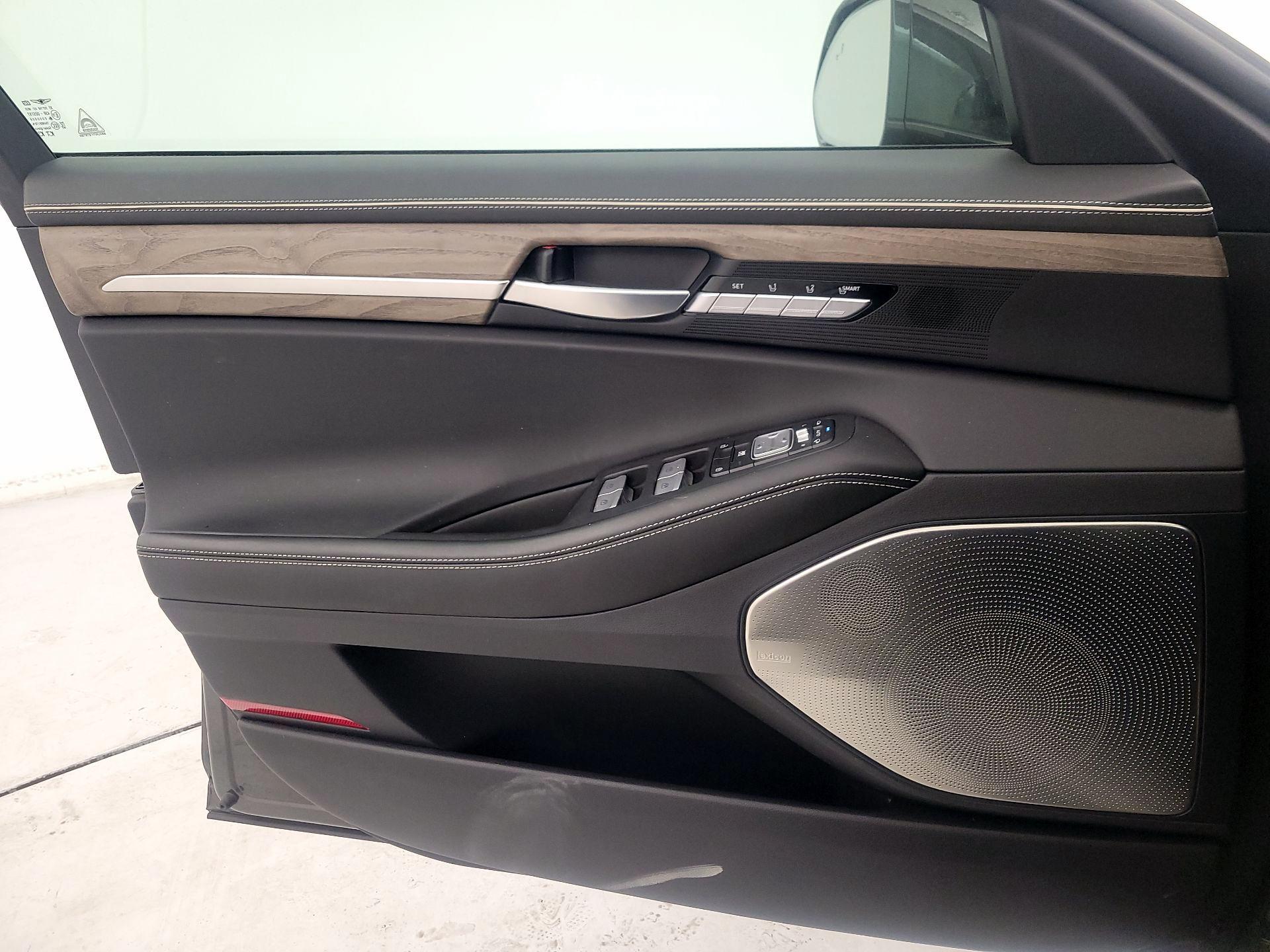 Thumbnail: 2022 Genesis G90 - 12