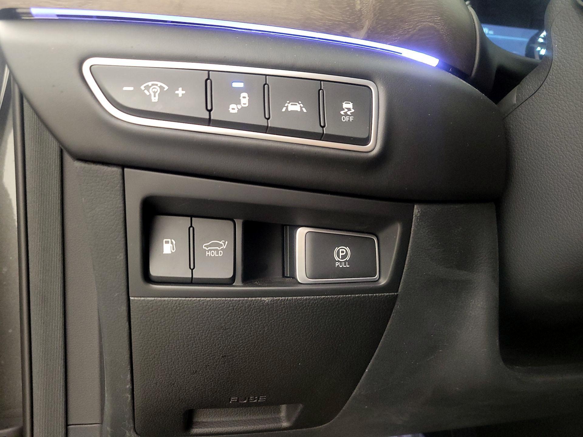 Thumbnail: 2022 Genesis G90 - 13