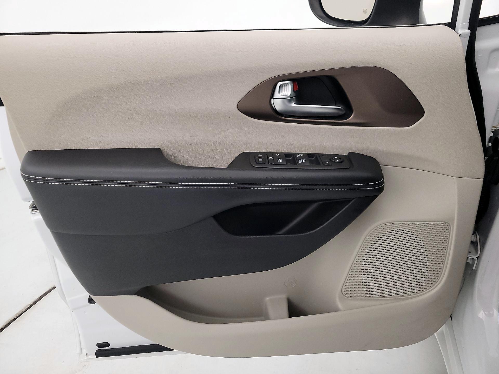 Thumbnail: 2022 Chrysler Voyager - 12